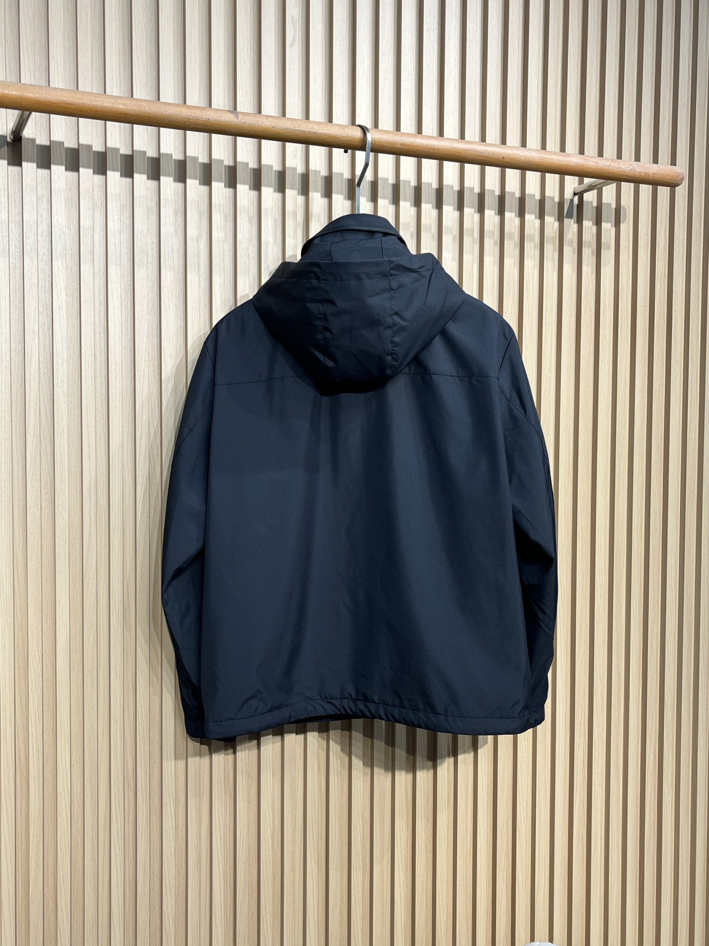 Monc1er/蒙口 25新品男士轻薄款尼龙休闲连帽夹克外套采用经典的黑色色调，颜色沉稳大气，适合多种场