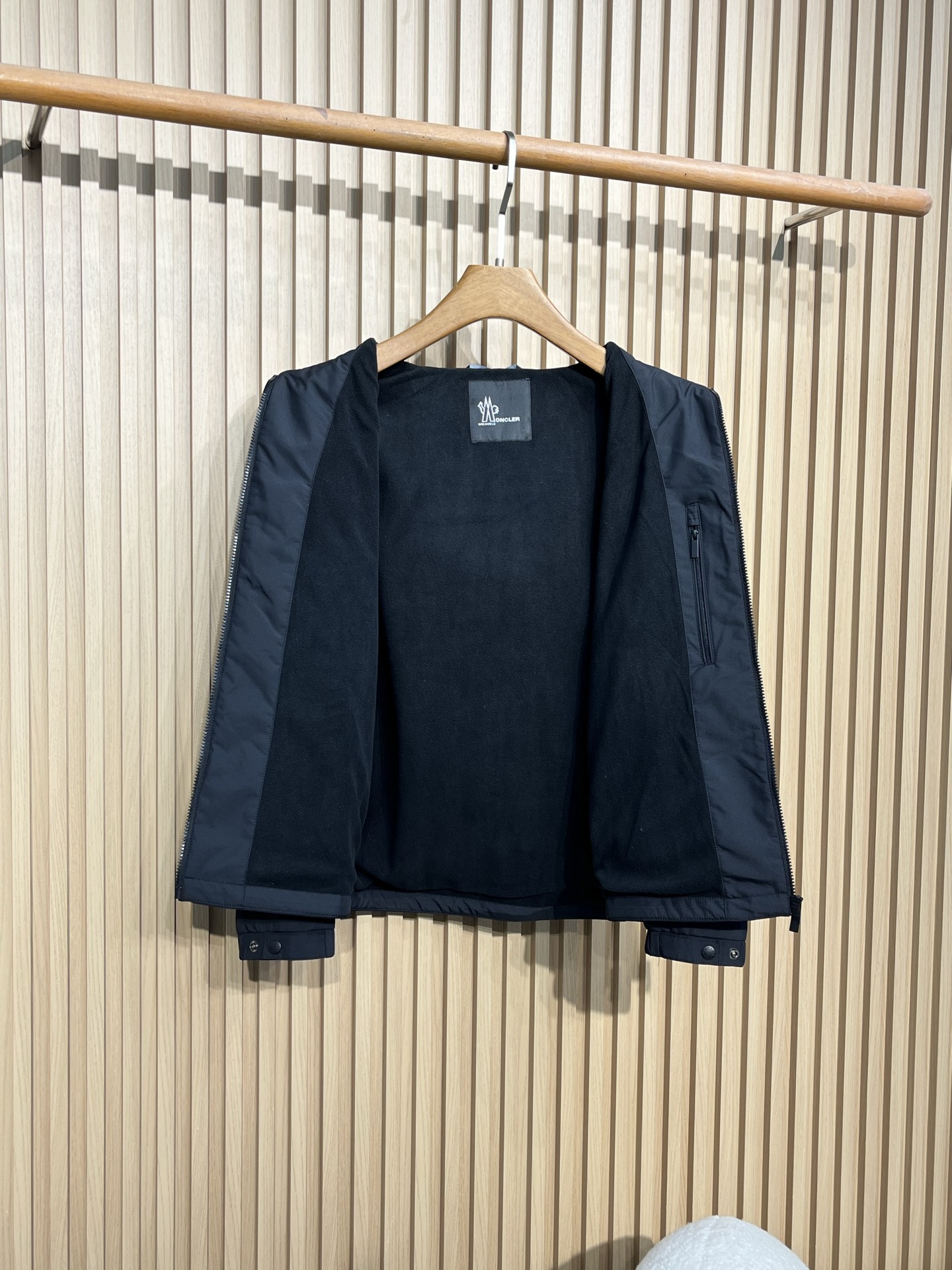 Monc1er/蒙口 25新品男士轻薄款尼龙休闲连帽夹克外套采用经典的黑色色调，颜色沉稳大气，适合多种场