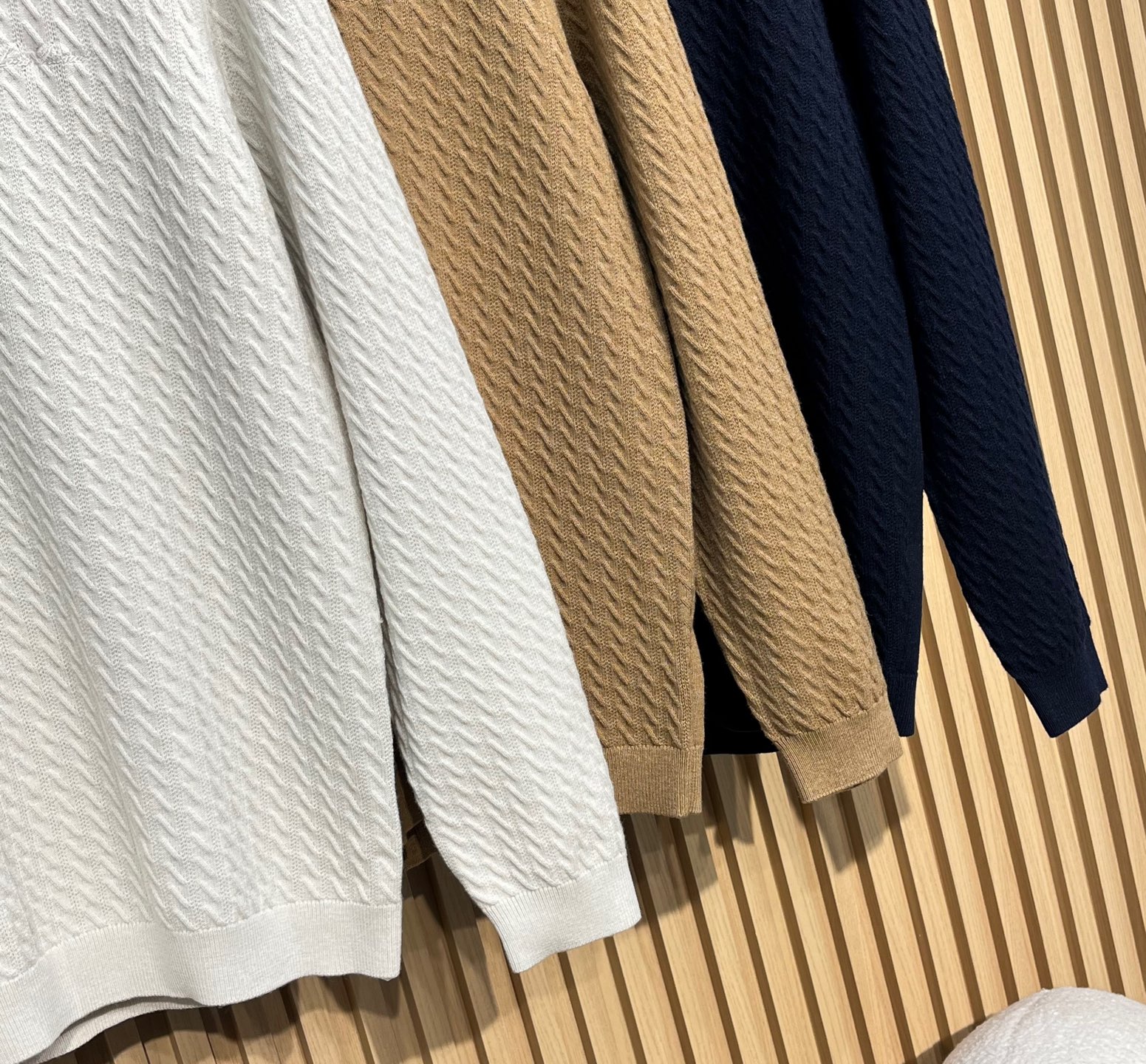 lP🆕 75 秋冬新款男士毛衣登场！ 色彩丰富：提供白色、黑色和卡其色三种颜色，无论是偏爱经典色调还是追