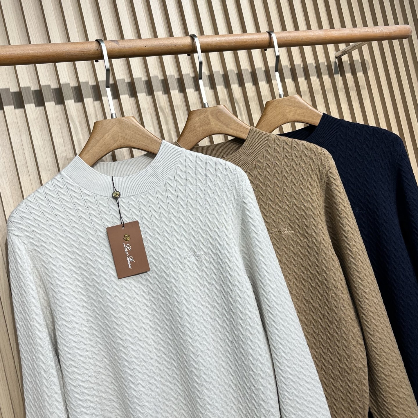 lP🆕 75 秋冬新款男士毛衣登场！ 色彩丰富：提供白色、黑色和卡其色三种颜色，无论是偏爱经典色调还是追