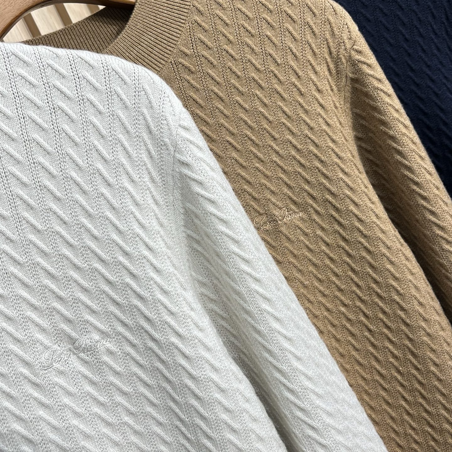 lP🆕 75 秋冬新款男士毛衣登场！ 色彩丰富：提供白色、黑色和卡其色三种颜色，无论是偏爱经典色调还是追