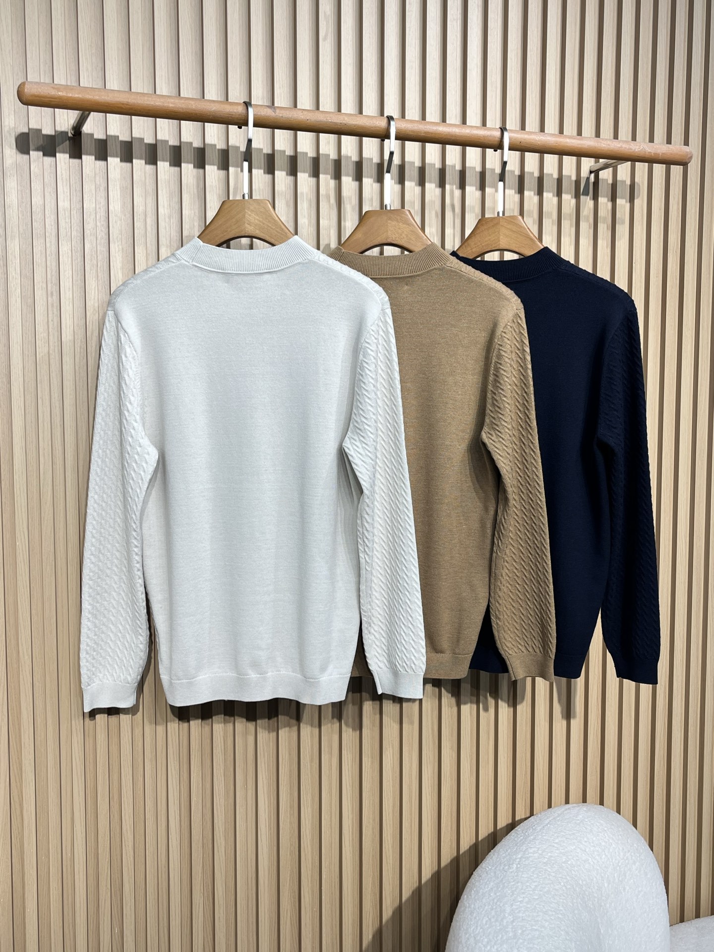 lP🆕 75 秋冬新款男士毛衣登场！ 色彩丰富：提供白色、黑色和卡其色三种颜色，无论是偏爱经典色调还是追