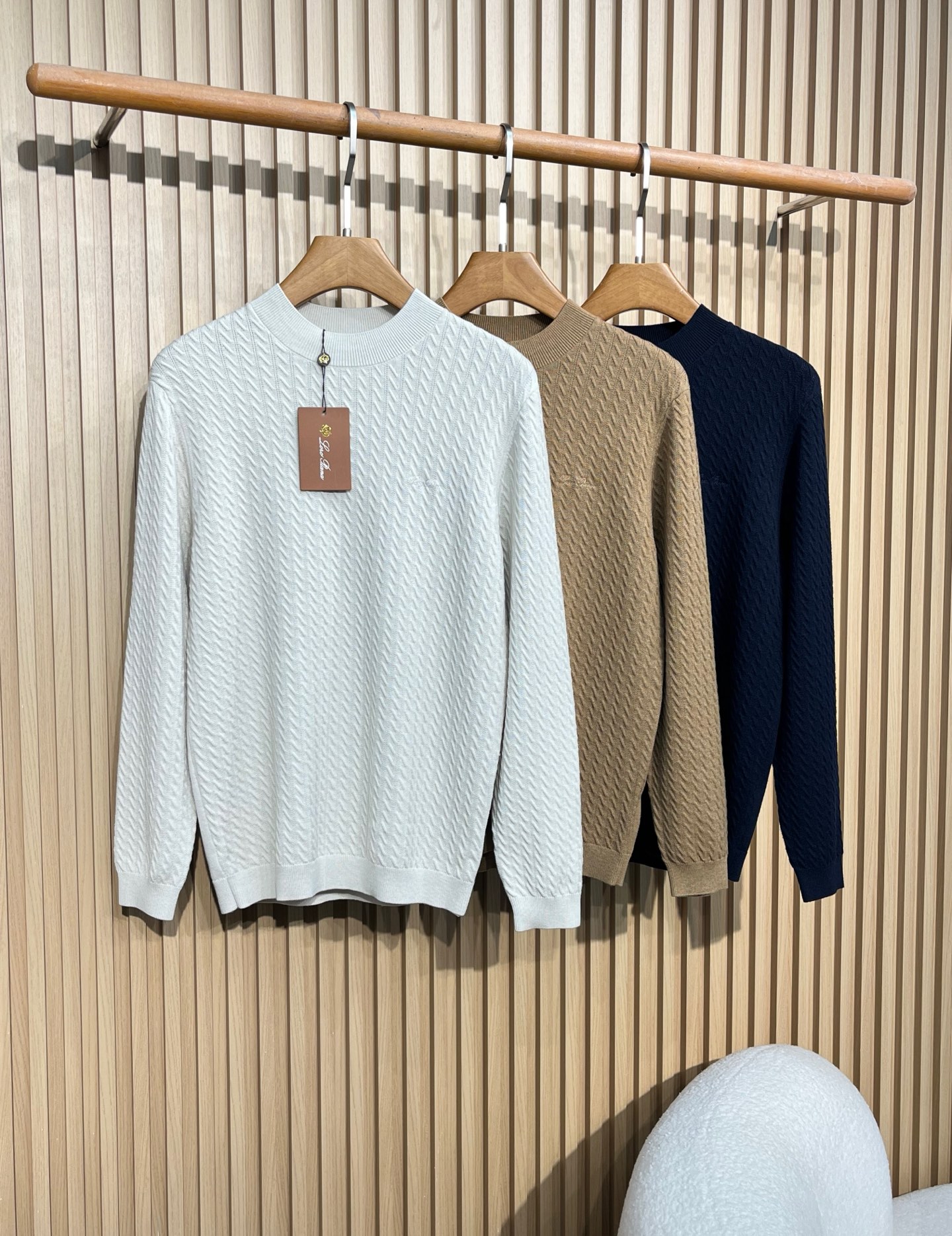 NO:597597,LP 75 new autumn and winter men’s sweaters are here!   The rich colors are available in white, black and khaki. Whether you prefer classic colors or pursue fresh styles, you have the right choice to easily adapt to different styles. The casual and loose fit shows a relaxed and casual feel, and is fashionable in cold autumn and winter. The ribbed cuffs and hem design add details while being windproof and warm. Whether paired with jeans to create a casual street style, or combined with casual trousers for daily occasions, it can show its unique charm and is a must-have item in the autumn and winter wardrobe to enhance your dressing taste.  Size 48-56 48 shoulder width 44 length 65 sleeve length 64 bust 98 50 shoulder width 45 length 66 sleeve length 65 bust 102 52 shoulder width 46 length 67 sleeve length 66 bust 106 54 shoulder width 47 length 68 sleeve length 67 bust 56 shoulder width 48 length 69 sleeve length 68 bust 114,, loro  piana,jeans,sweaters,alexander wang19860909LP 75 秋冬新款男士毛衣登场！  色彩丰富提供白色、黑色和卡其色三种颜色,无论是偏爱经典色调还是追求清新风格,都有合适选择,轻松适配不同穿搭风格.  风格休闲宽松版型尽显松弛休闲感,在寒冷秋冬也不失时尚态度.罗纹袖口和下摆设计,增添细节感的同时防风保暖.无论是搭配牛仔裤打造随性街头风,还是与休闲长裤组合出席日常场合,都能展现独特魅力,是秋冬衣橱提升穿搭品味的必备单品. 尺码48-56 48肩宽44衣长65袖长64胸围98 50肩宽45衣长66袖长65胸围102 52肩宽46衣长67袖长66胸围106 54肩宽47衣长68袖长67胸围 56肩宽48衣长69袖长68胸围114,,loro piana,jeans,sweaters,alexander wang,Men's clothing