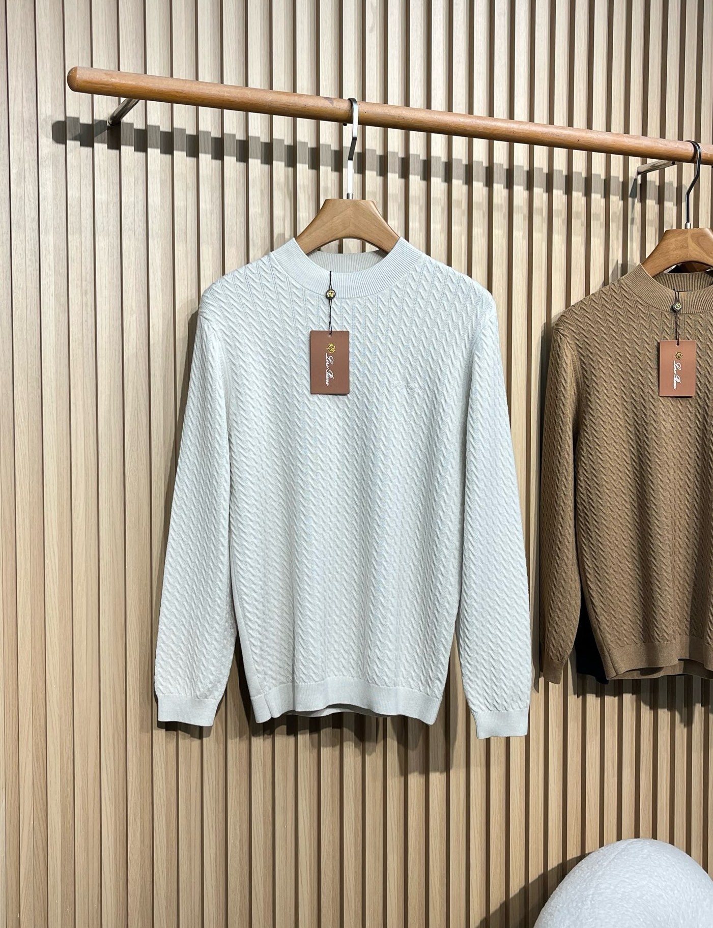 lP🆕 75 秋冬新款男士毛衣登场！ 色彩丰富：提供白色、黑色和卡其色三种颜色，无论是偏爱经典色调还是追