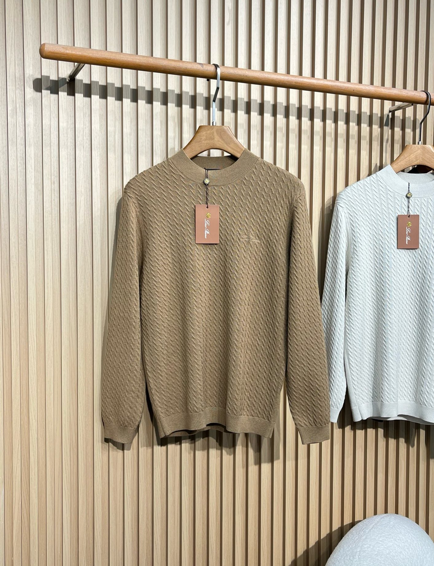lP🆕 75 秋冬新款男士毛衣登场！ 色彩丰富：提供白色、黑色和卡其色三种颜色，无论是偏爱经典色调还是追
