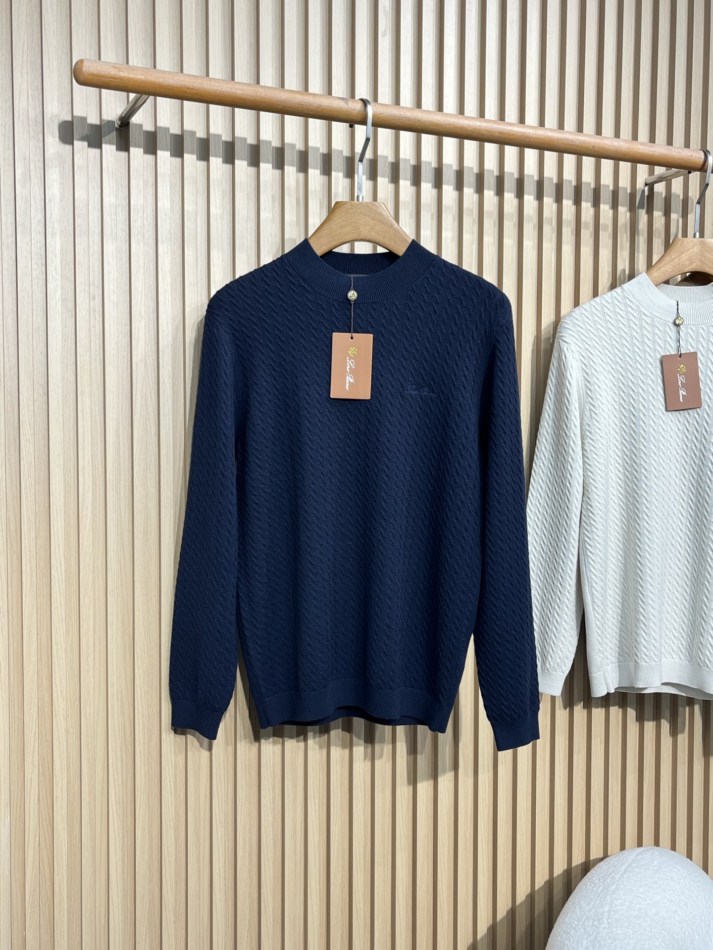 lP🆕 75 秋冬新款男士毛衣登场！ 色彩丰富：提供白色、黑色和卡其色三种颜色，无论是偏爱经典色调还是追