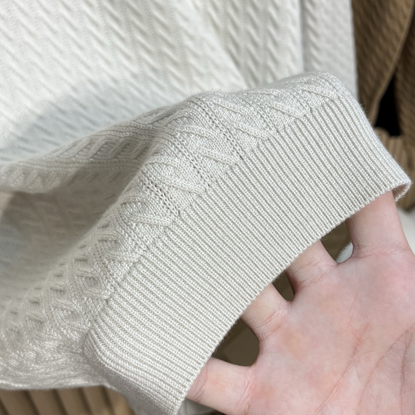 lP🆕 75 秋冬新款男士毛衣登场！ 色彩丰富：提供白色、黑色和卡其色三种颜色，无论是偏爱经典色调还是追