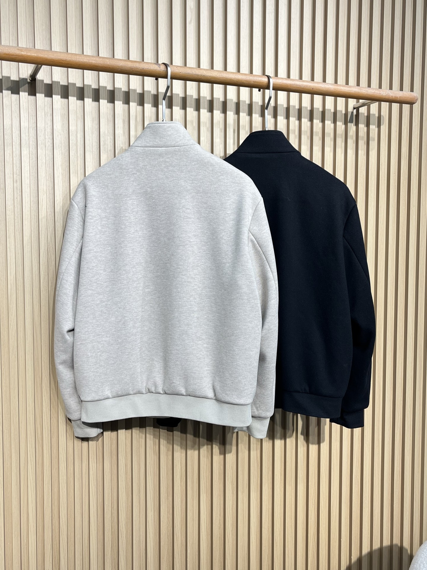 上衣挂拍图尺码：48-56 48肩宽49胸围112衣长65袖长6050肩宽50胸围116衣长66袖长61