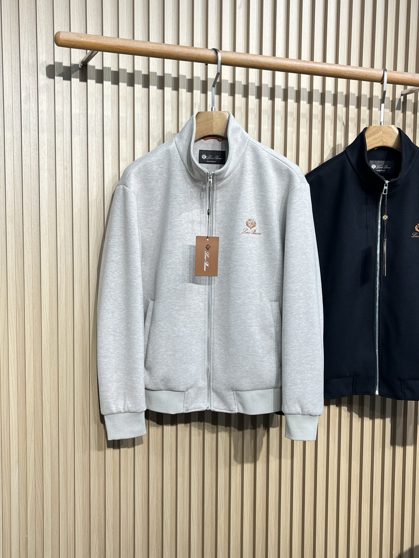 上衣挂拍图尺码：48-56 48肩宽49胸围112衣长65袖长6050肩宽50胸围116衣长66袖长61