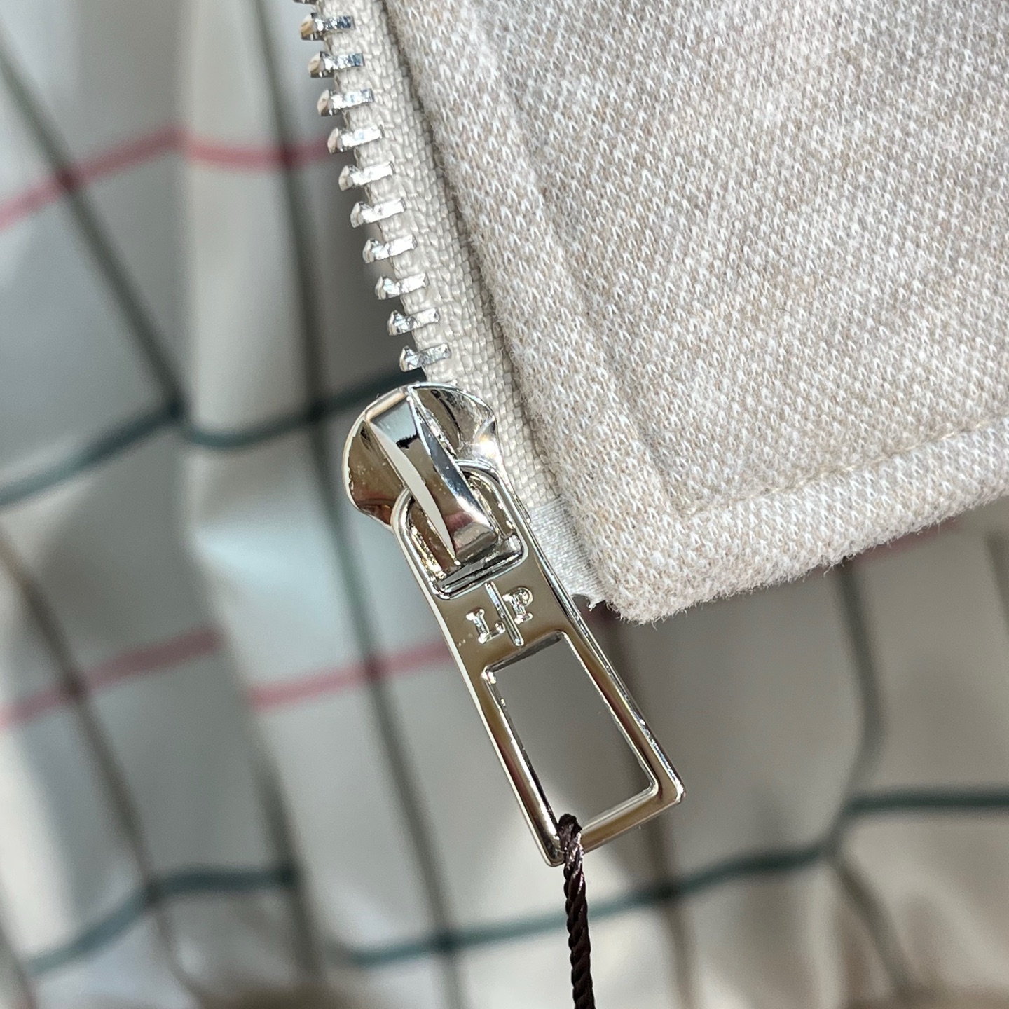 上衣挂拍图尺码：48-56 48肩宽49胸围112衣长65袖长6050肩宽50胸围116衣长66袖长61