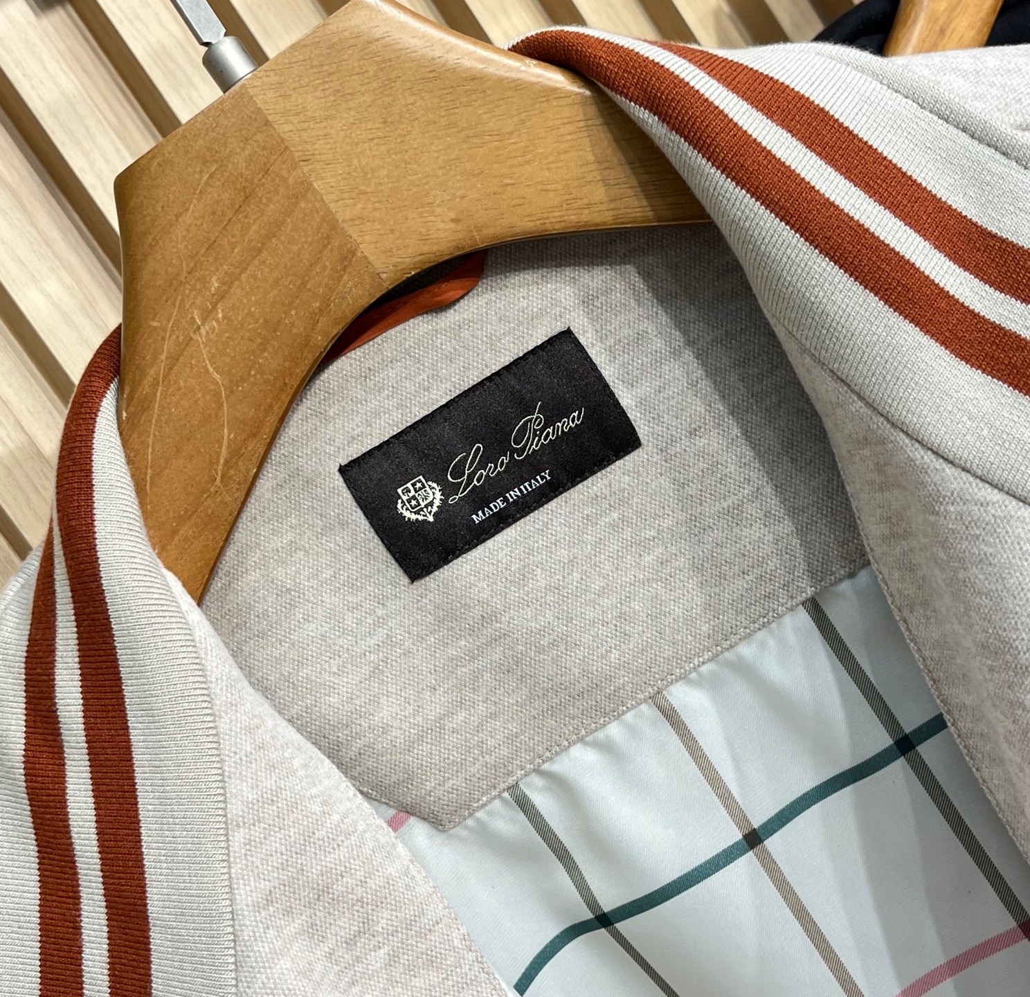 上衣挂拍图尺码：48-56 48肩宽49胸围112衣长65袖长6050肩宽50胸围116衣长66袖长61