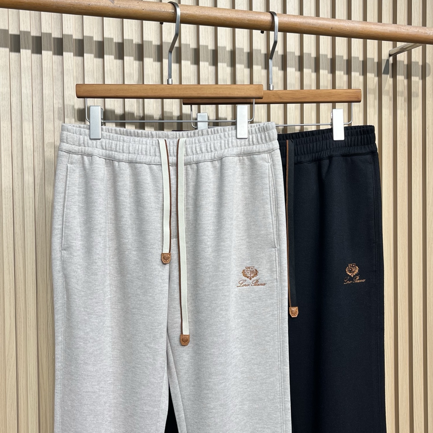 裤子挂拍图尺码：48-5648 腰围76臀围108裤长105裤脚1850腰围78臀围112裤长106裤脚