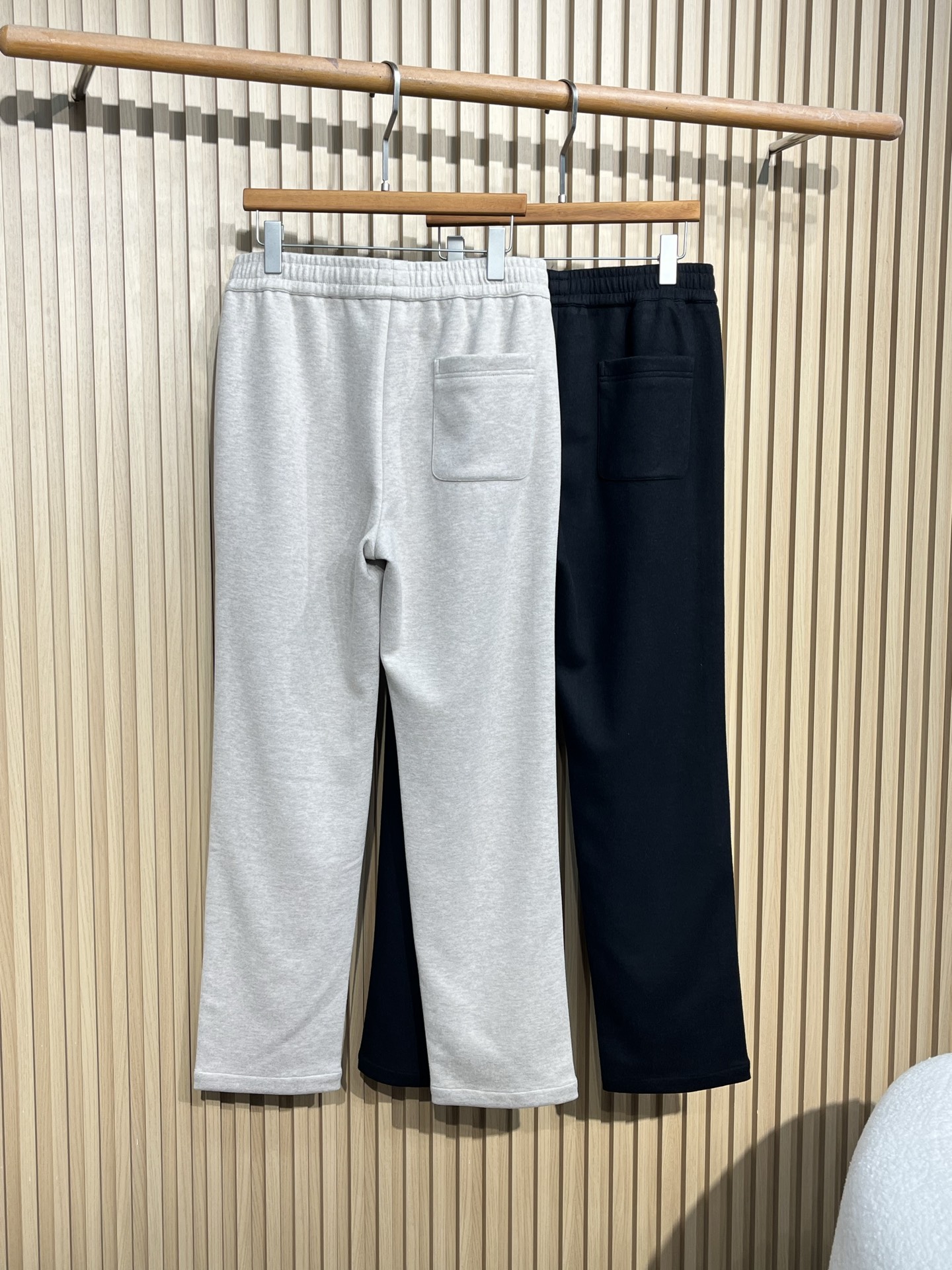 裤子挂拍图尺码：48-5648 腰围76臀围108裤长105裤脚1850腰围78臀围112裤长106裤脚