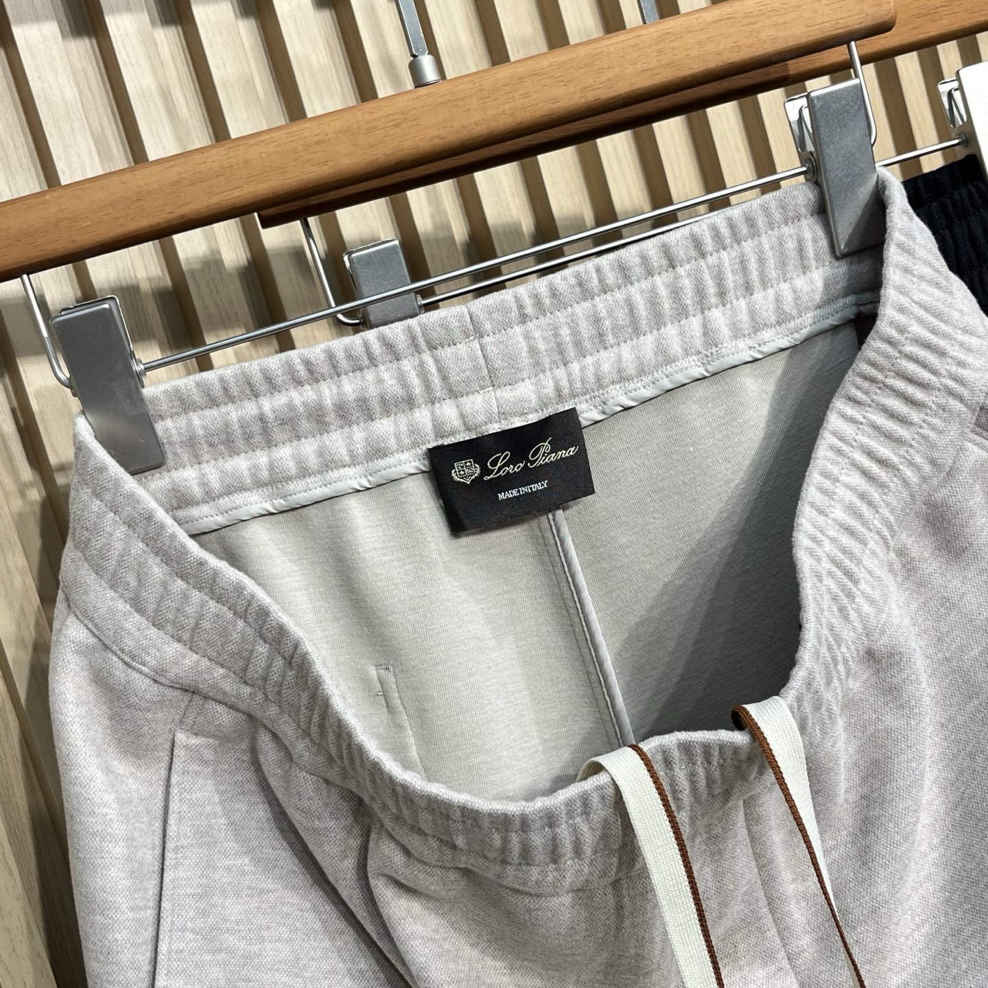 裤子挂拍图尺码：48-5648 腰围76臀围108裤长105裤脚1850腰围78臀围112裤长106裤脚