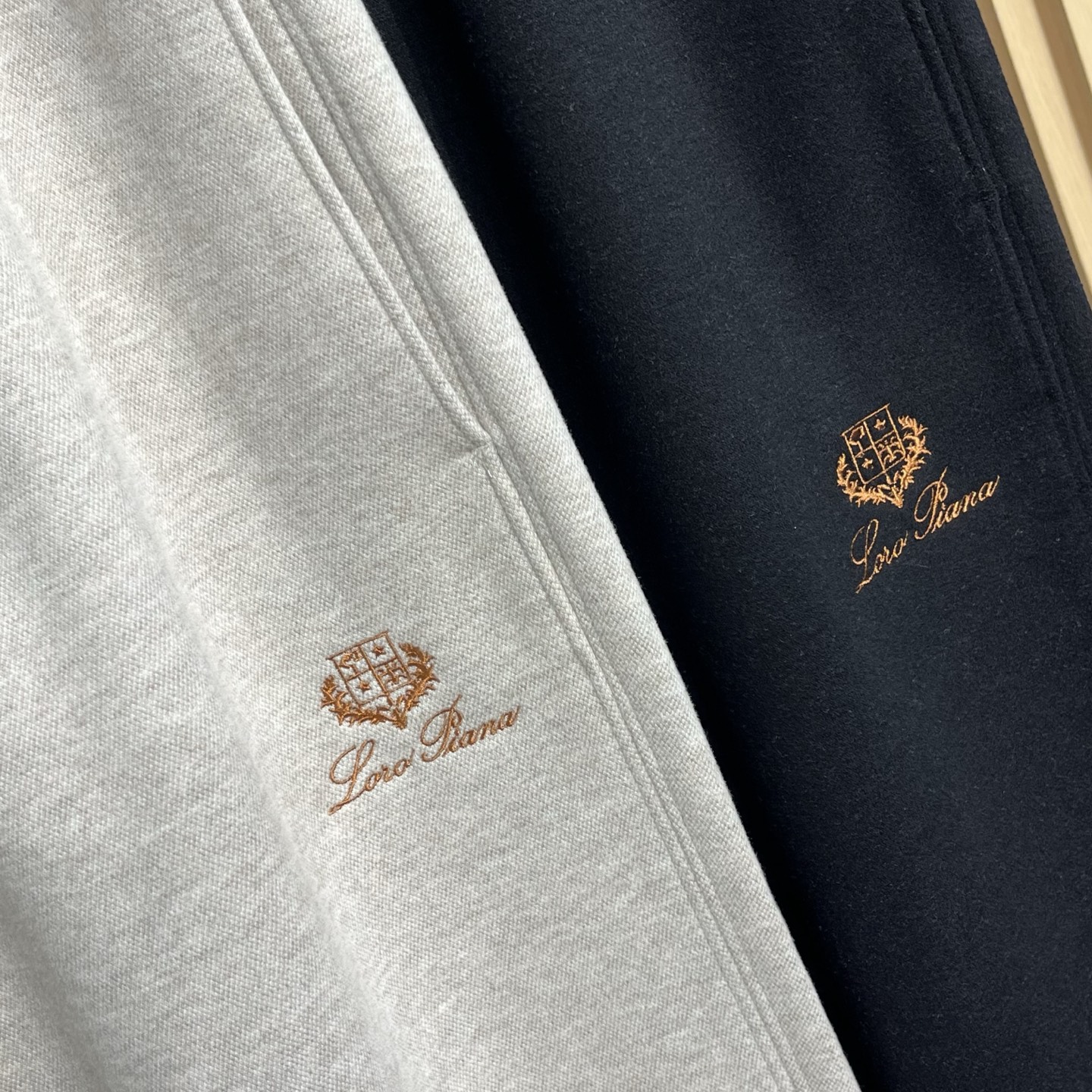 裤子挂拍图尺码：48-5648 腰围76臀围108裤长105裤脚1850腰围78臀围112裤长106裤脚