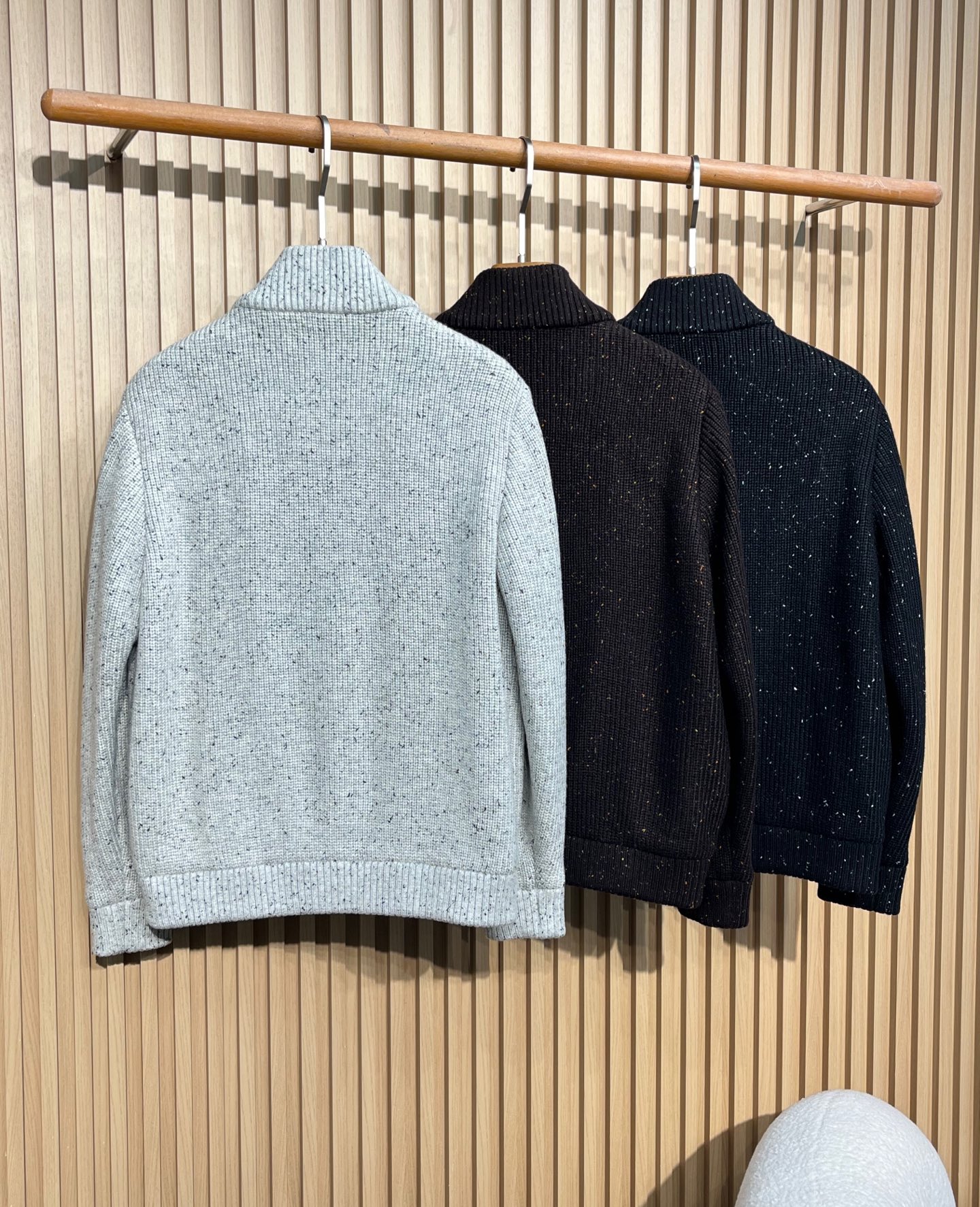 羽绒服 LOE家甄选含13%羊毛花纱纱线提花走线轮廓搭配真皮口袋撞色门襟扣款外套男士经典针织夹克:质感与格调的双重诠释 羽绒服 LOE家甄选含13%羊毛花纱纱线提花走线轮廓搭配真皮口袋撞色门襟扣款外套男士经典针织夹克:质感与格调的双重诠释