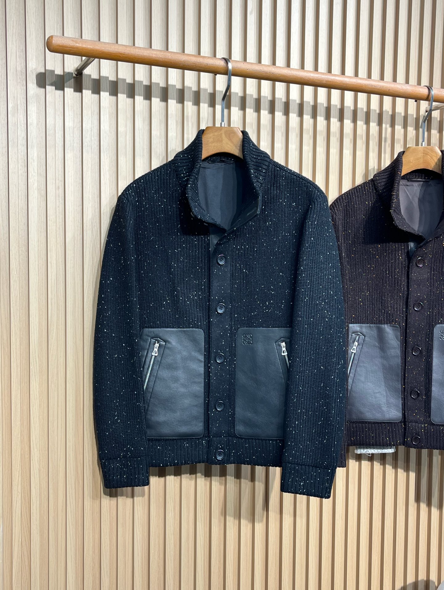 羽绒服 LOE家甄选含13%羊毛花纱纱线提花走线轮廓搭配真皮口袋撞色门襟扣款外套男士经典针织夹克:质感与格调的双重诠释 羽绒服 LOE家甄选含13%羊毛花纱纱线提花走线轮廓搭配真皮口袋撞色门襟扣款外套男士经典针织夹克:质感与格调的双重诠释