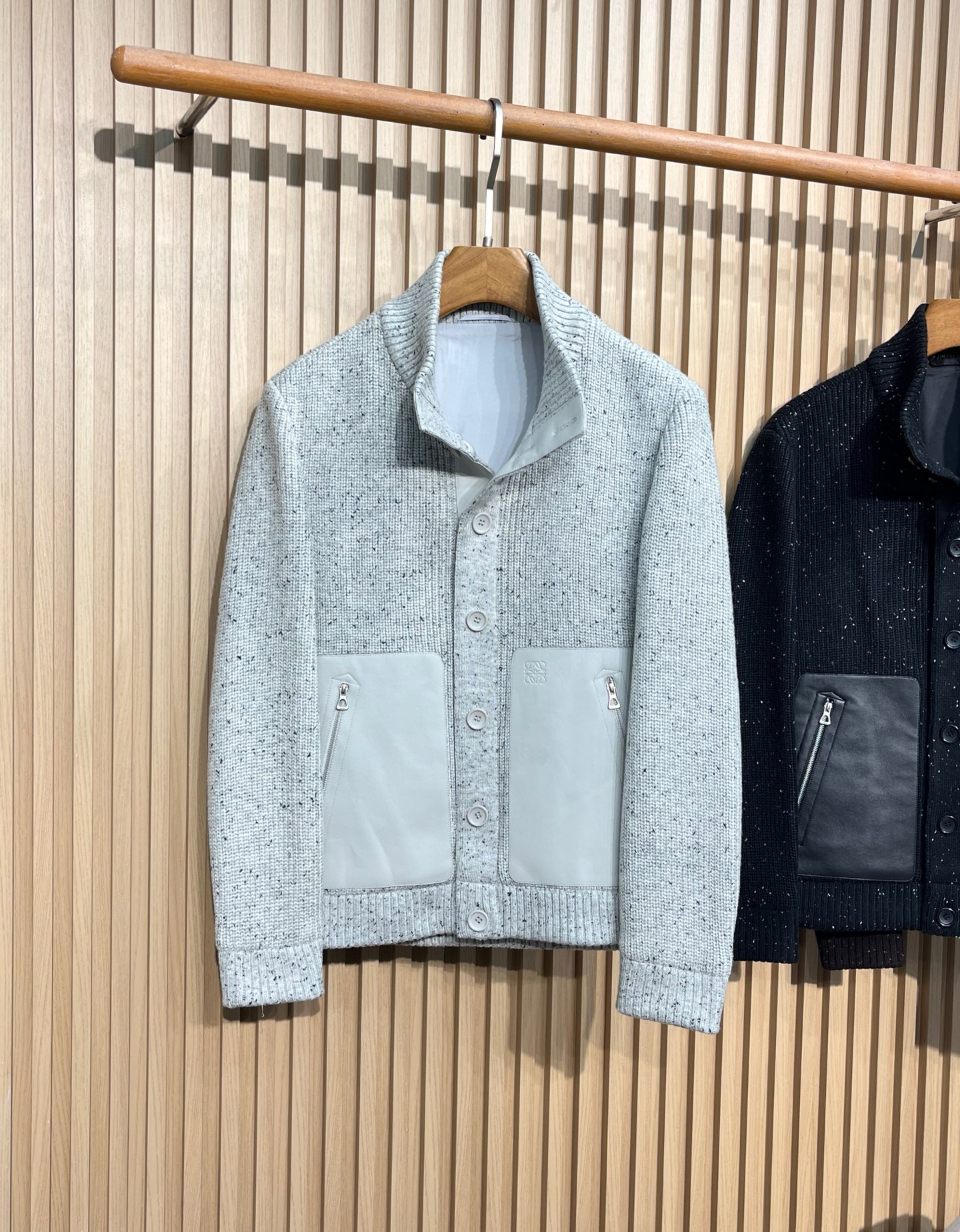 羽绒服 LOE家甄选含13%羊毛花纱纱线提花走线轮廓搭配真皮口袋撞色门襟扣款外套男士经典针织夹克:质感与格调的双重诠释 羽绒服 LOE家甄选含13%羊毛花纱纱线提花走线轮廓搭配真皮口袋撞色门襟扣款外套男士经典针织夹克:质感与格调的双重诠释