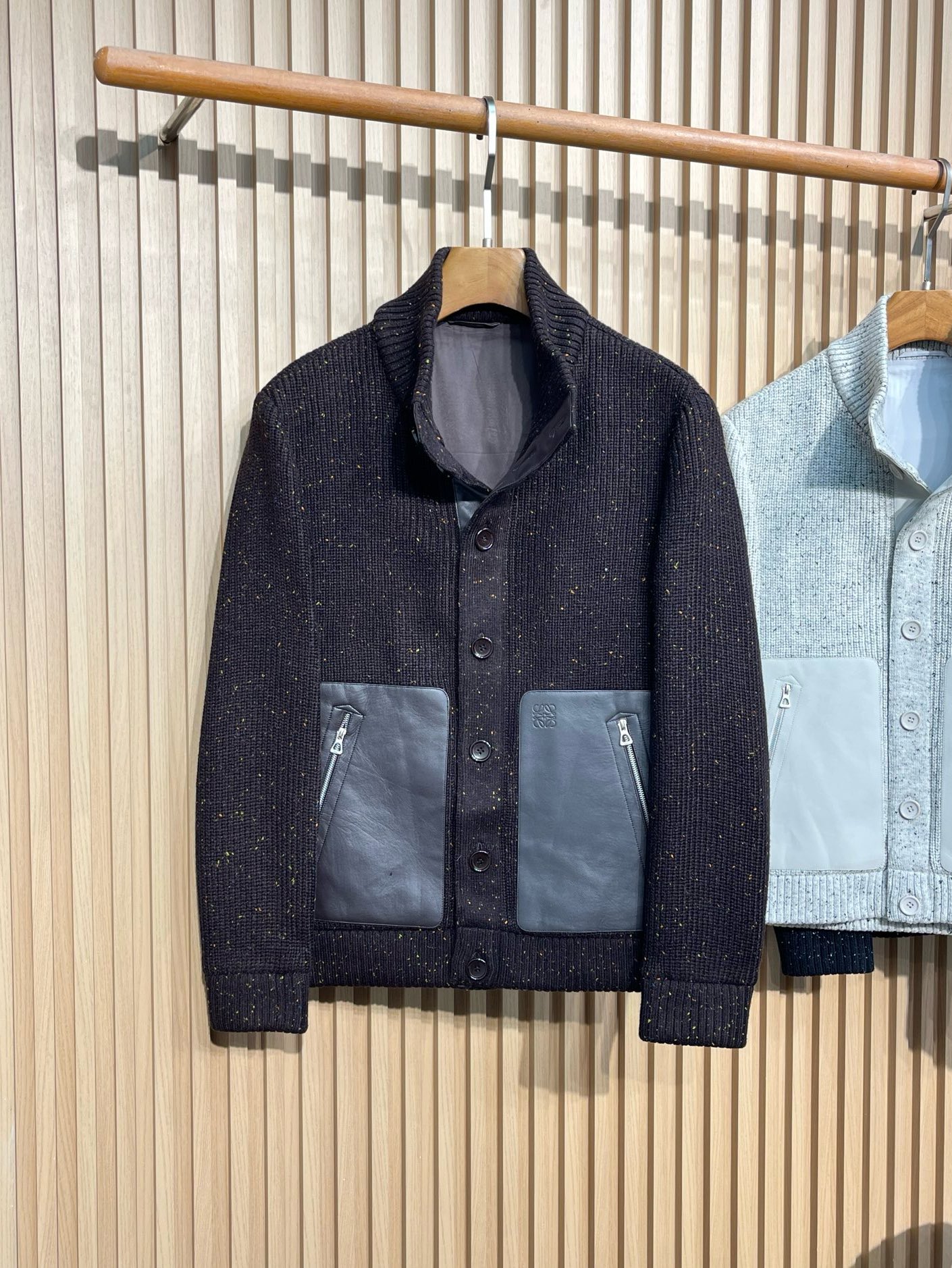 羽绒服 LOE家甄选含13%羊毛花纱纱线提花走线轮廓搭配真皮口袋撞色门襟扣款外套男士经典针织夹克:质感与格调的双重诠释 羽绒服 LOE家甄选含13%羊毛花纱纱线提花走线轮廓搭配真皮口袋撞色门襟扣款外套男士经典针织夹克:质感与格调的双重诠释