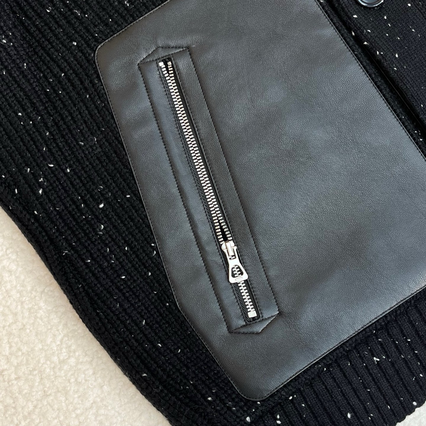 羽绒服  黑色细节