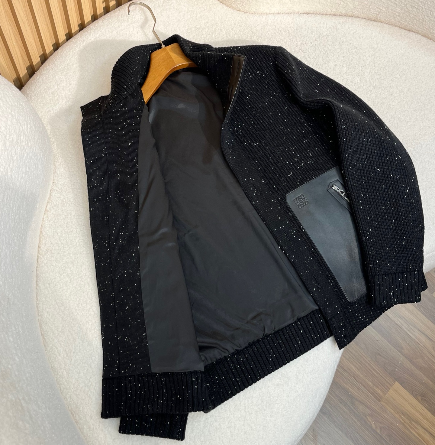 羽绒服  黑色细节