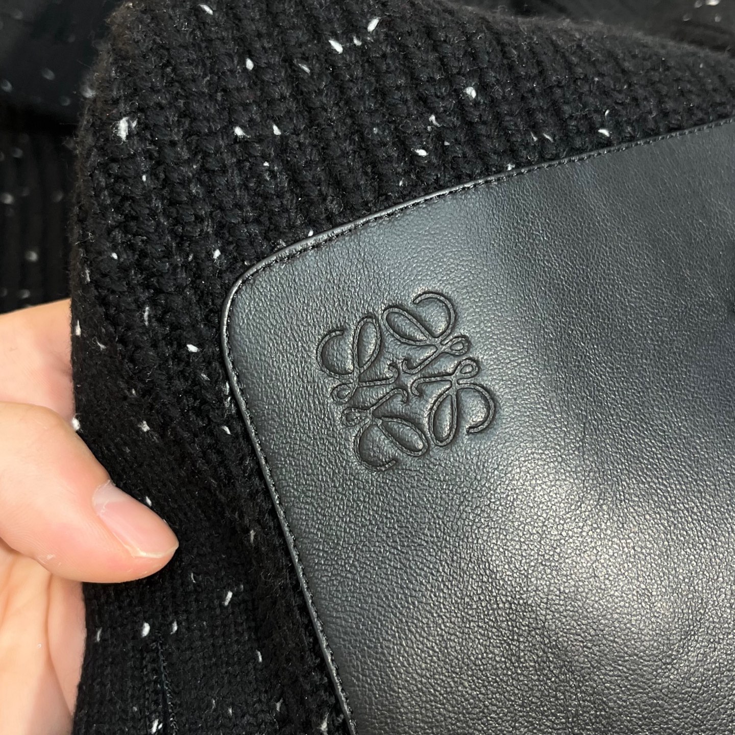 羽绒服  黑色细节