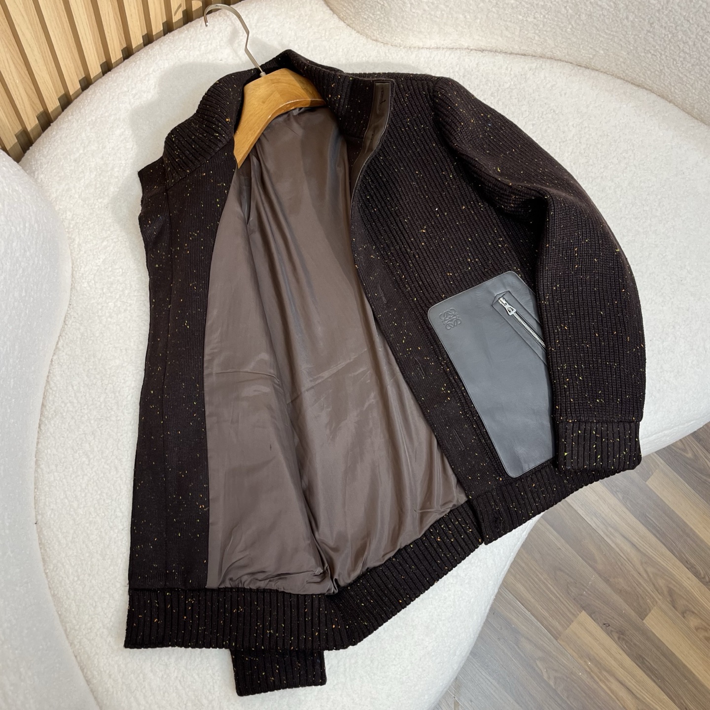 羽绒服  咖色细节