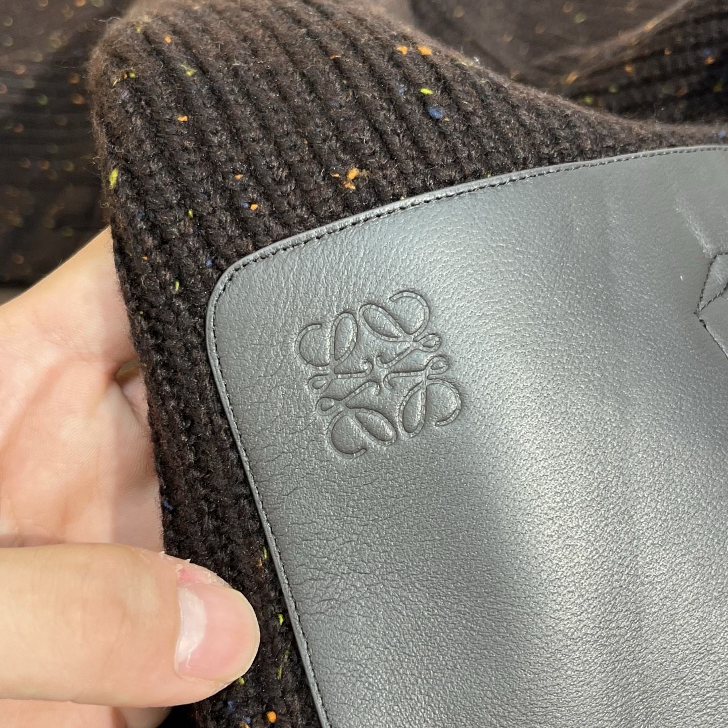 羽绒服  咖色细节