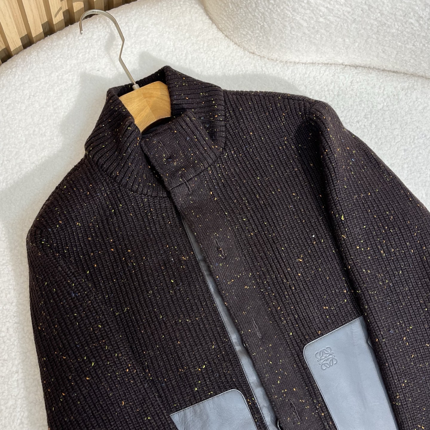 羽绒服  咖色细节