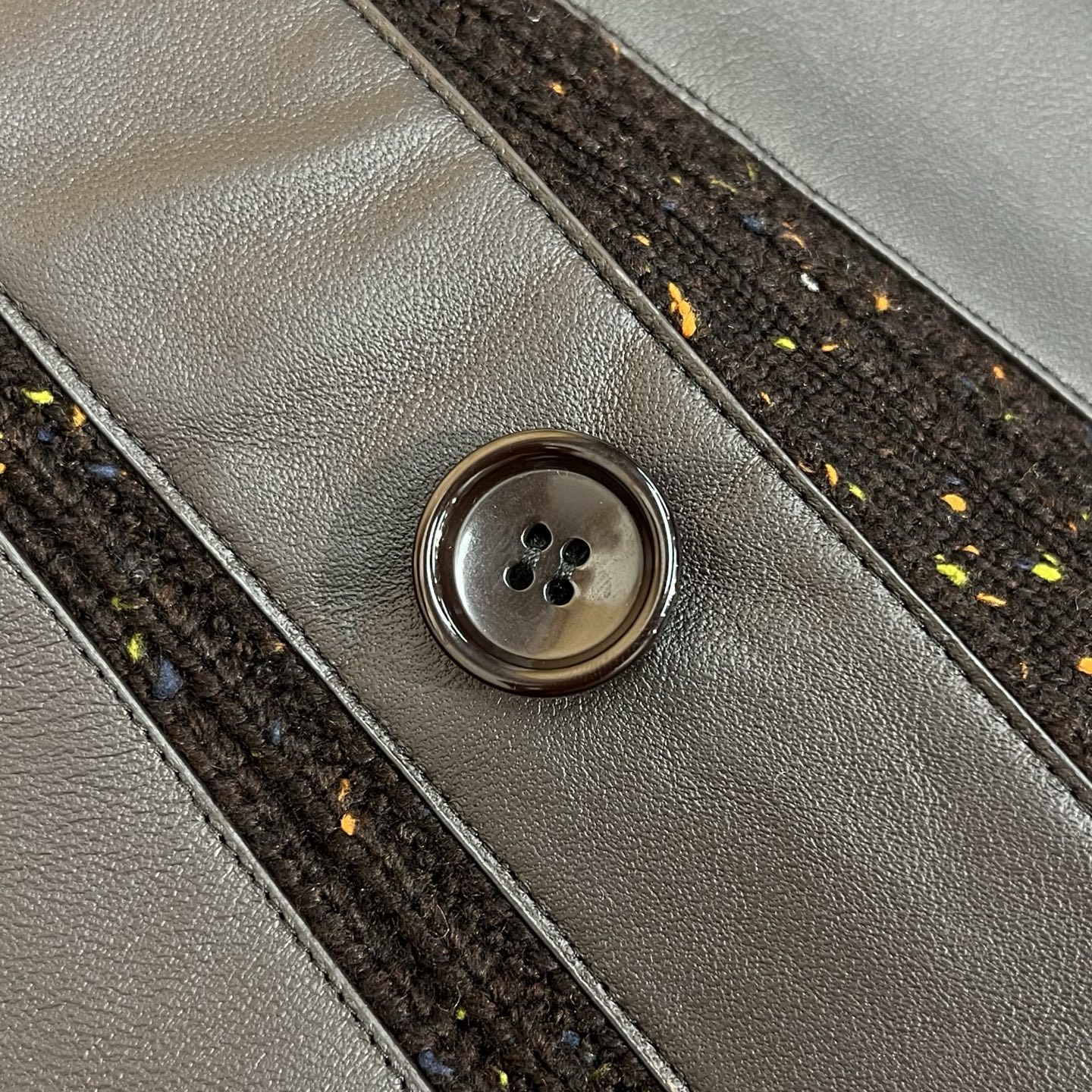 羽绒服  咖色细节