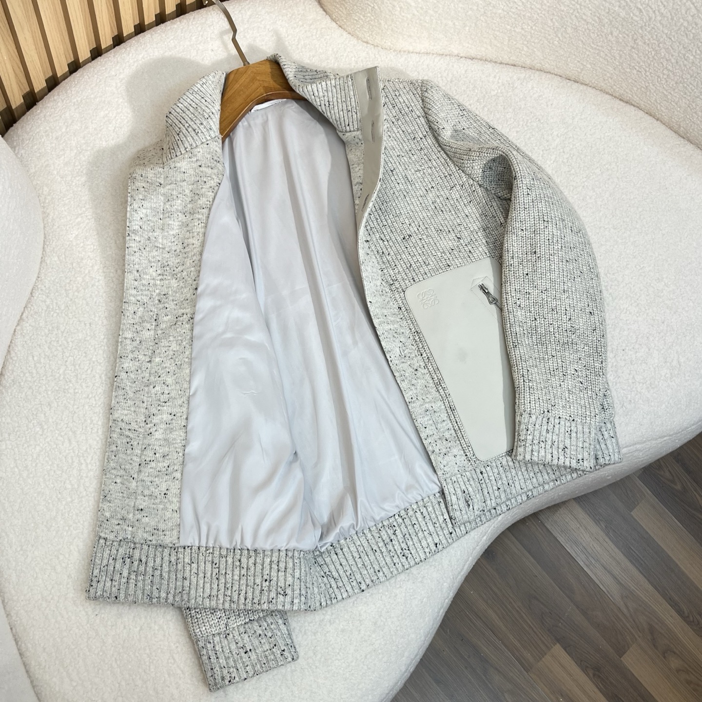 羽绒服  白色细节