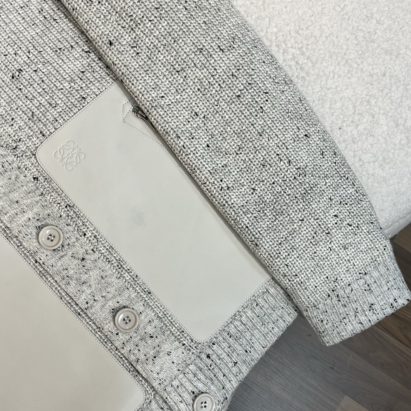 羽绒服  白色细节