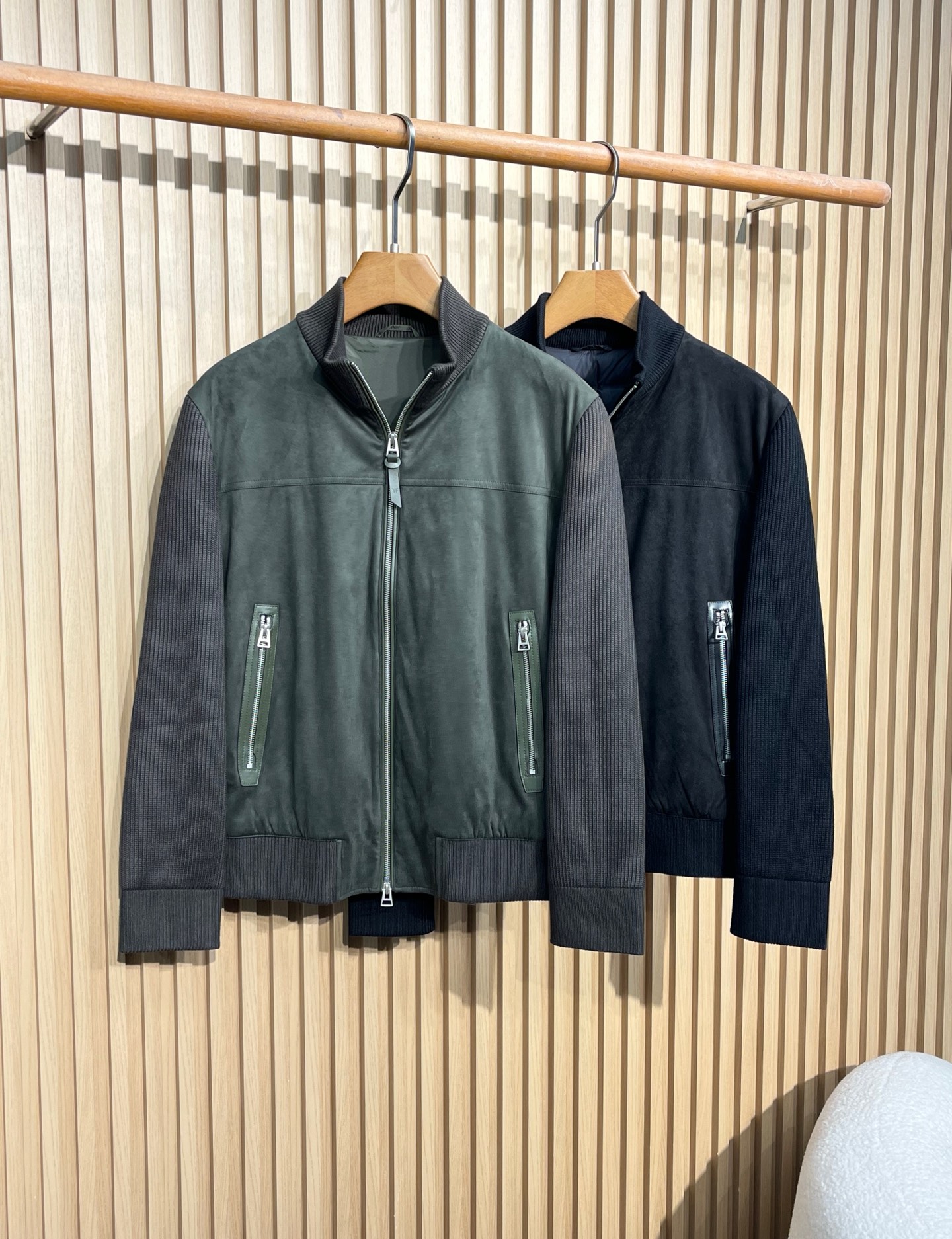 羽绒服 TF25FW秋冬新款重磅针织面料鹿皮绒拼接立领羽绒夹克，男士经典纯色鹿皮绒拼接时尚拉链羽绒外套！