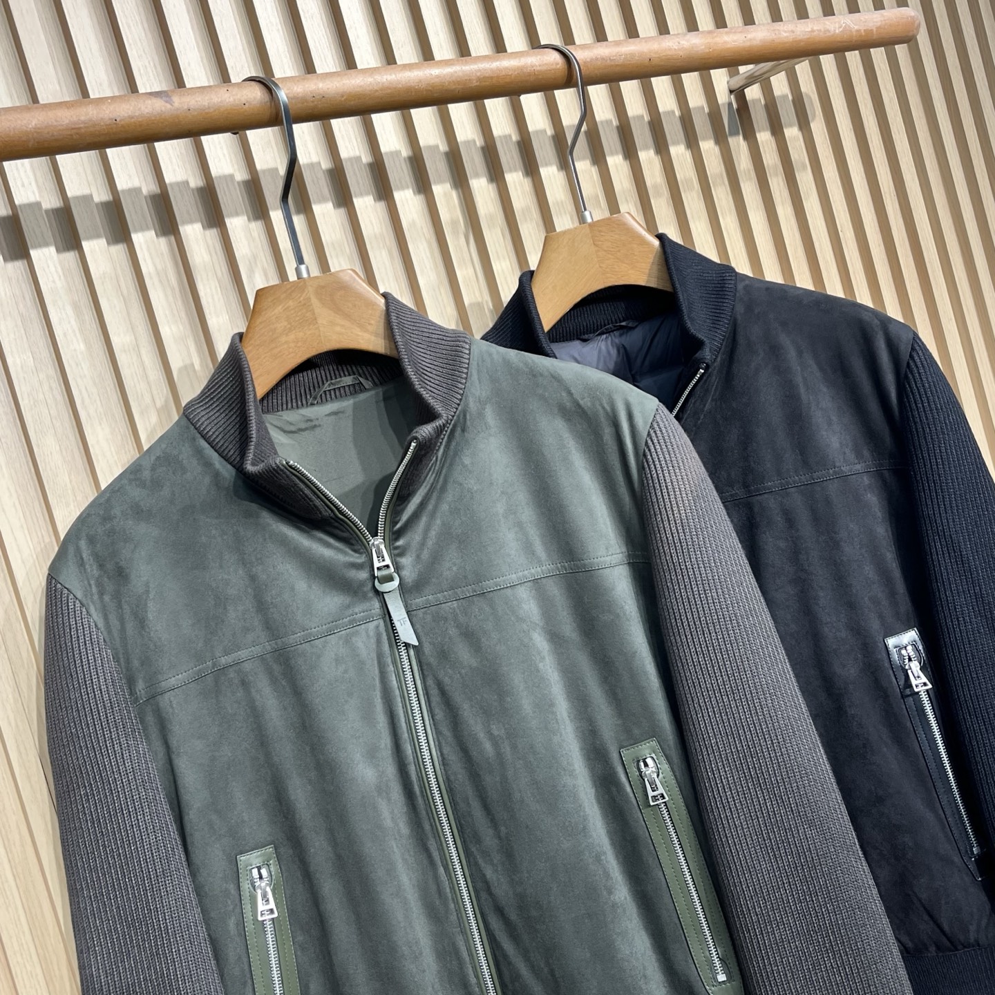 羽绒服 TF25FW秋冬新款重磅针织面料鹿皮绒拼接立领羽绒夹克，男士经典纯色鹿皮绒拼接时尚拉链羽绒外套！