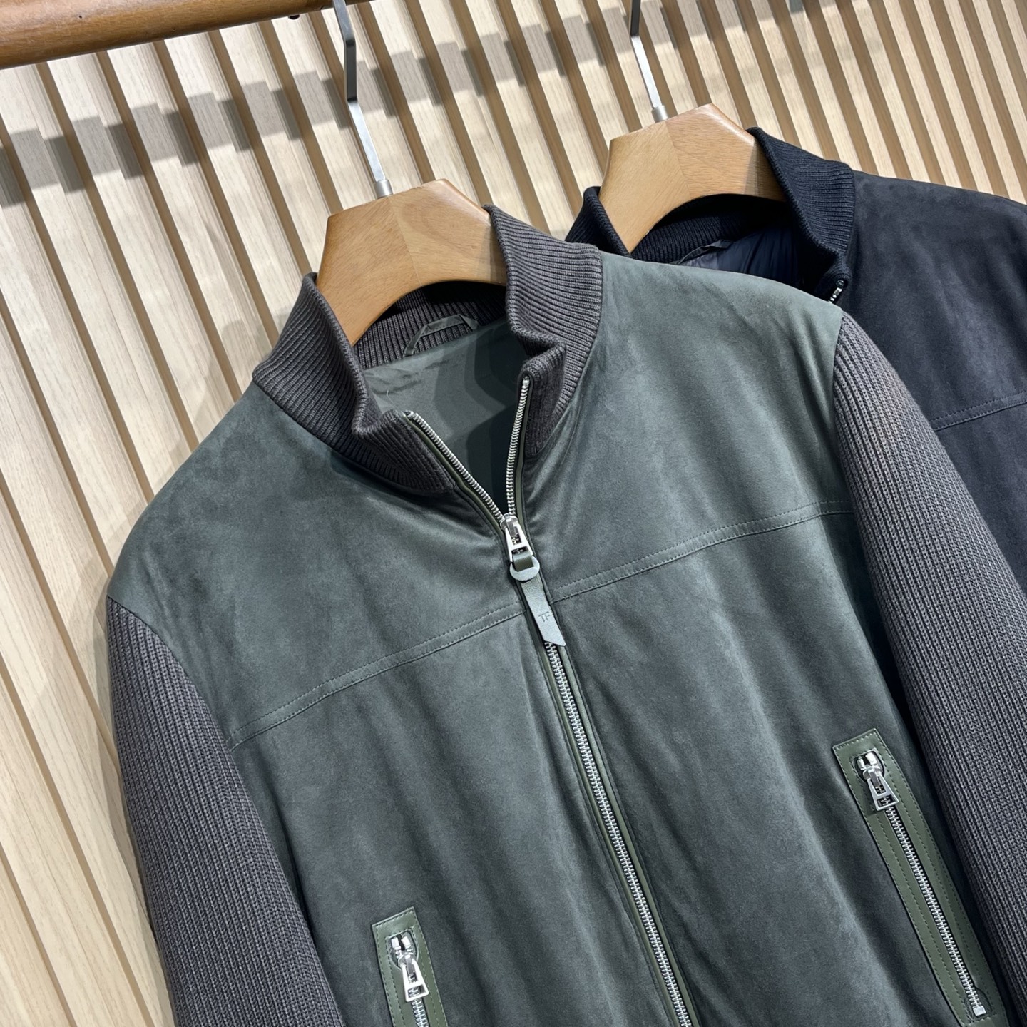 羽绒服 TF25FW秋冬新款重磅针织面料鹿皮绒拼接立领羽绒夹克，男士经典纯色鹿皮绒拼接时尚拉链羽绒外套！