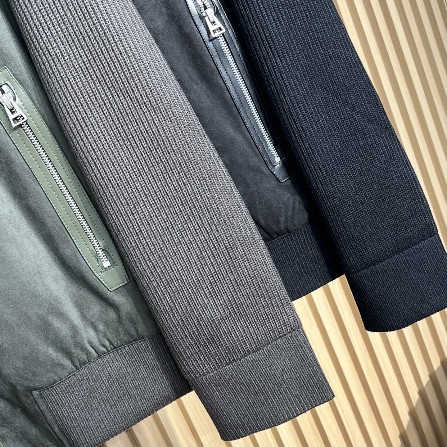 羽绒服 TF25FW秋冬新款重磅针织面料鹿皮绒拼接立领羽绒夹克，男士经典纯色鹿皮绒拼接时尚拉链羽绒外套！