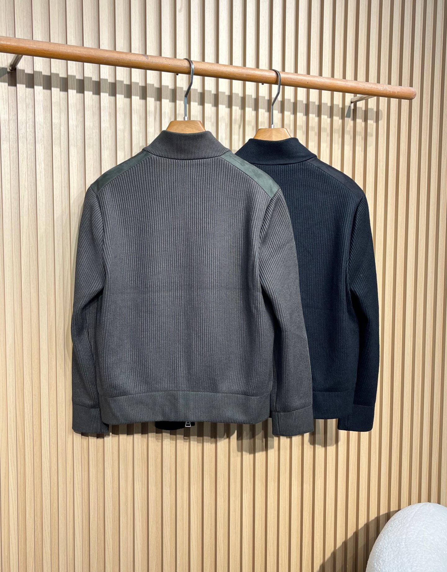 羽绒服 TF25FW秋冬新款重磅针织面料鹿皮绒拼接立领羽绒夹克，男士经典纯色鹿皮绒拼接时尚拉链羽绒外套！