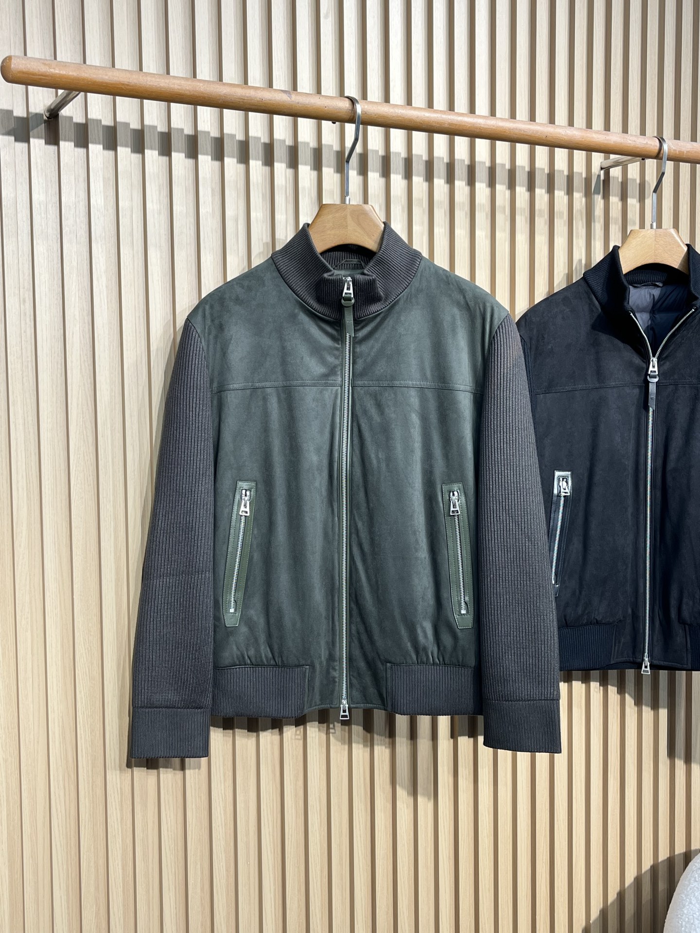 羽绒服 TF25FW秋冬新款重磅针织面料鹿皮绒拼接立领羽绒夹克，男士经典纯色鹿皮绒拼接时尚拉链羽绒外套！