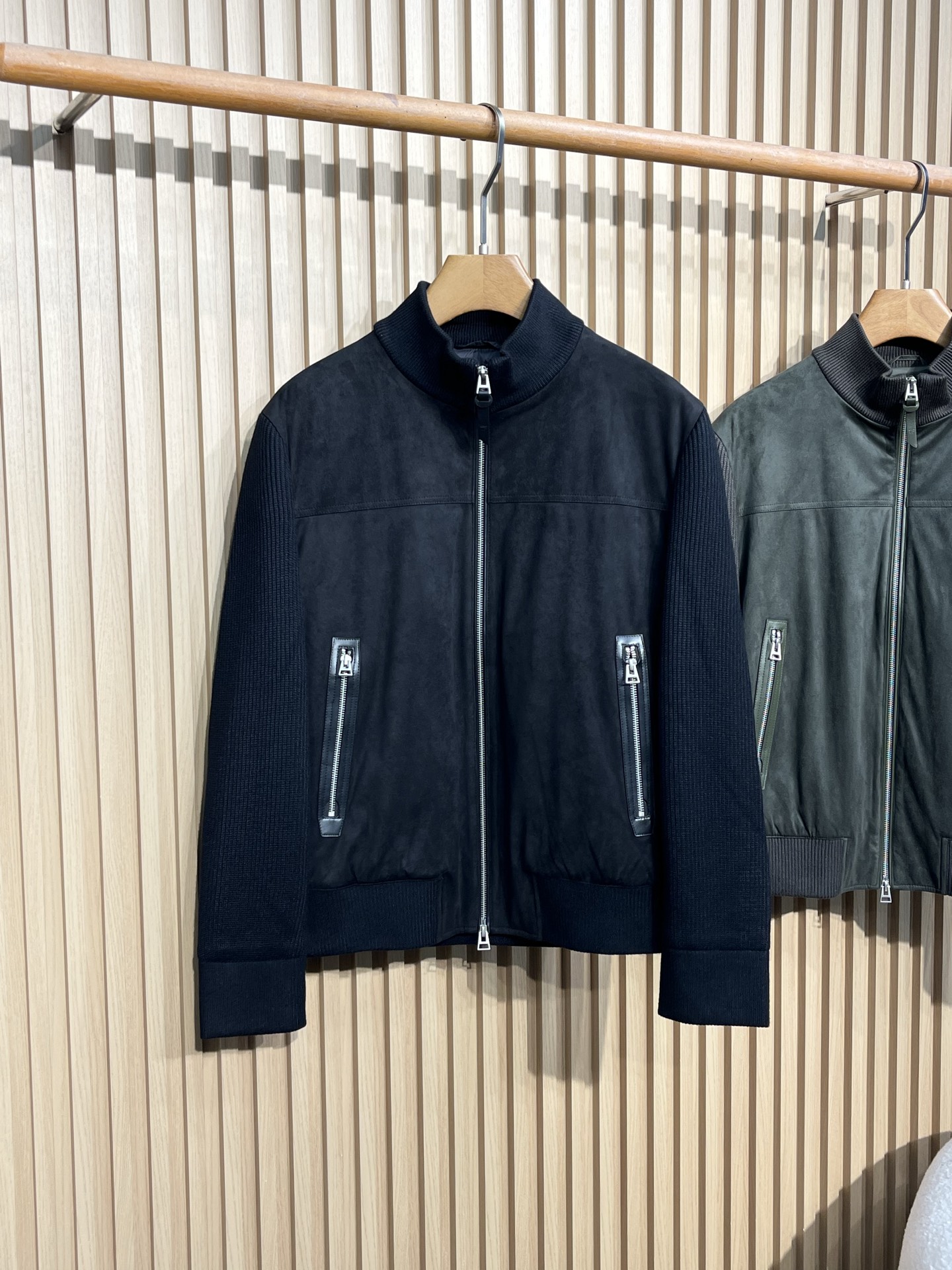 羽绒服 TF25FW秋冬新款重磅针织面料鹿皮绒拼接立领羽绒夹克，男士经典纯色鹿皮绒拼接时尚拉链羽绒外套！