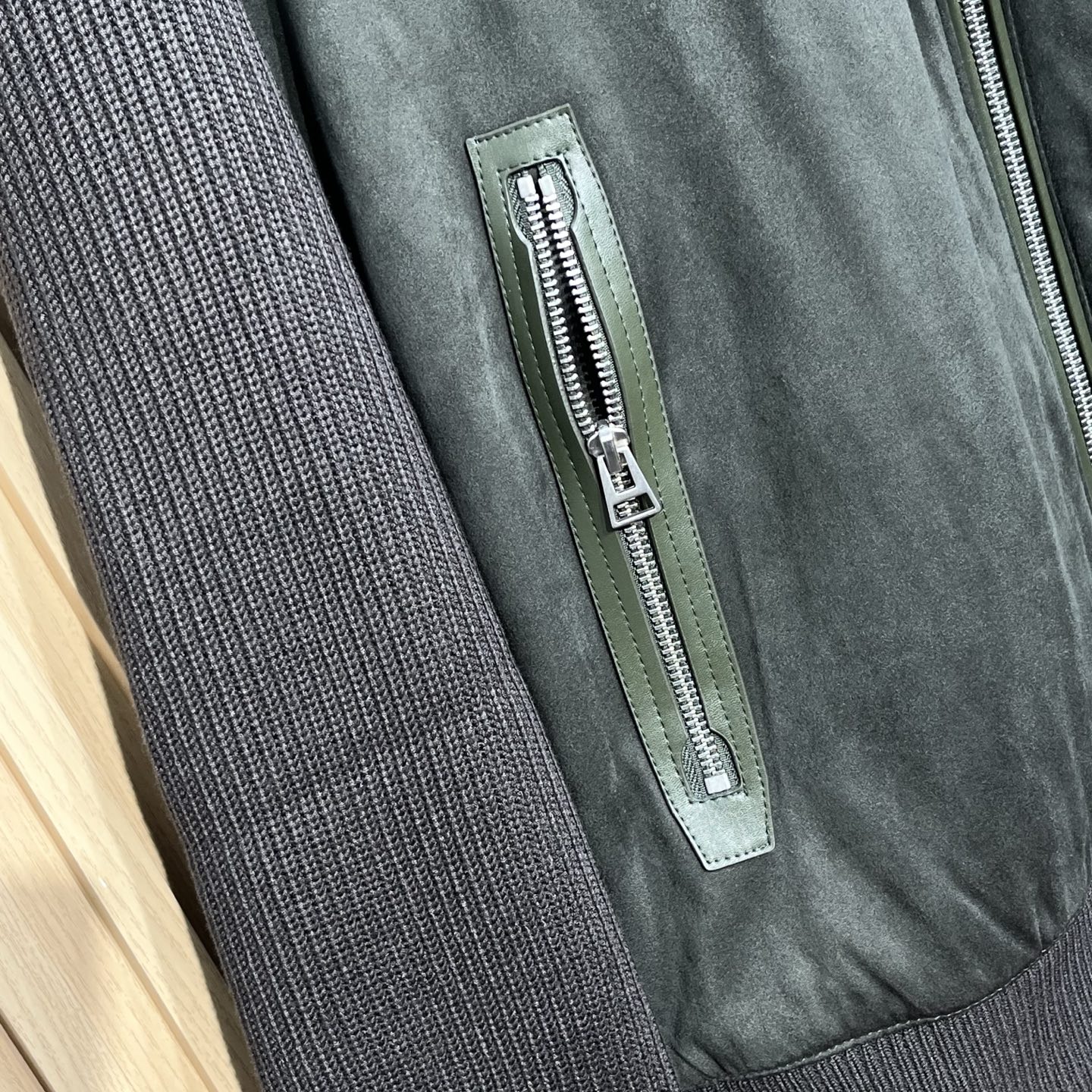 羽绒服 TF25FW秋冬新款重磅针织面料鹿皮绒拼接立领羽绒夹克，男士经典纯色鹿皮绒拼接时尚拉链羽绒外套！