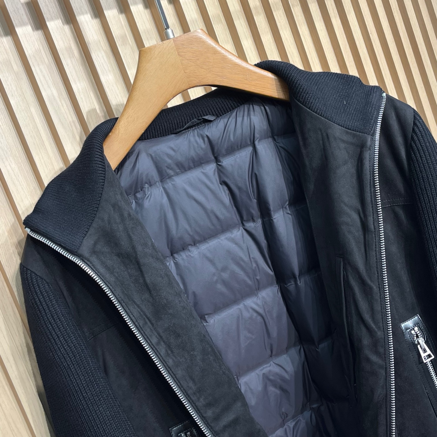 羽绒服 TF25FW秋冬新款重磅针织面料鹿皮绒拼接立领羽绒夹克，男士经典纯色鹿皮绒拼接时尚拉链羽绒外套！