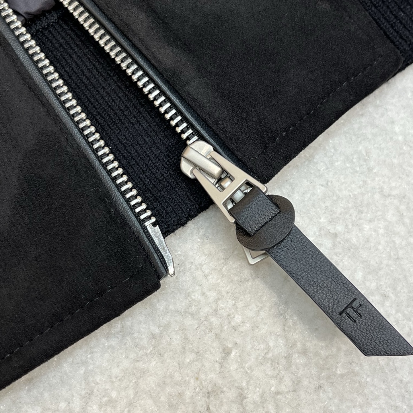 羽绒服 黑色细节