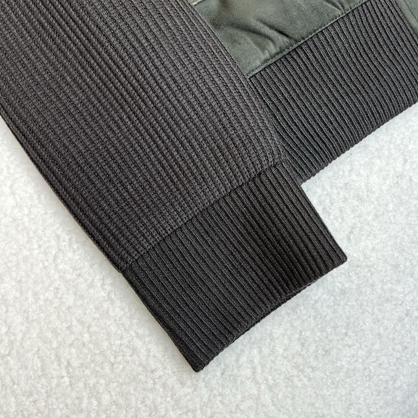 羽绒服 绿色细节