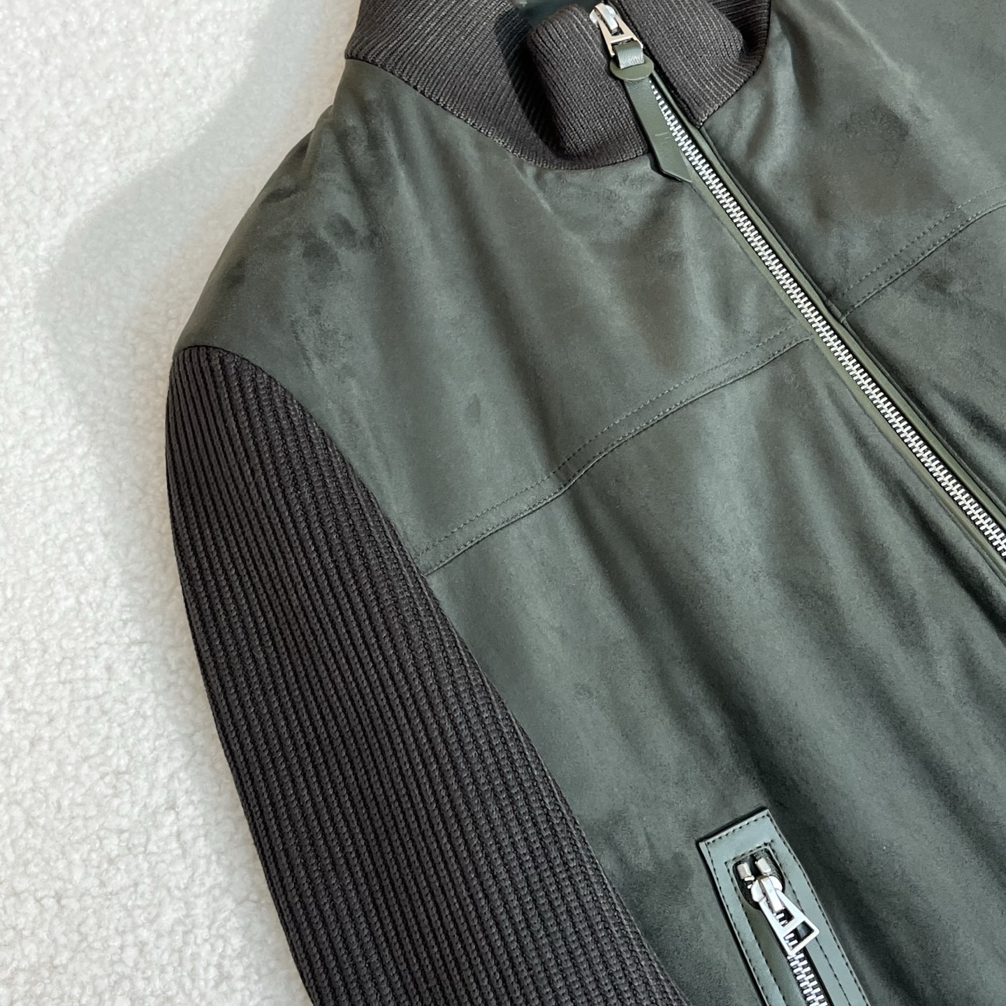 羽绒服 绿色细节