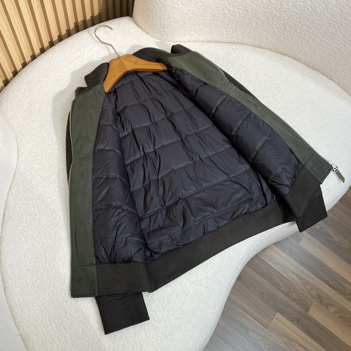 羽绒服 绿色细节