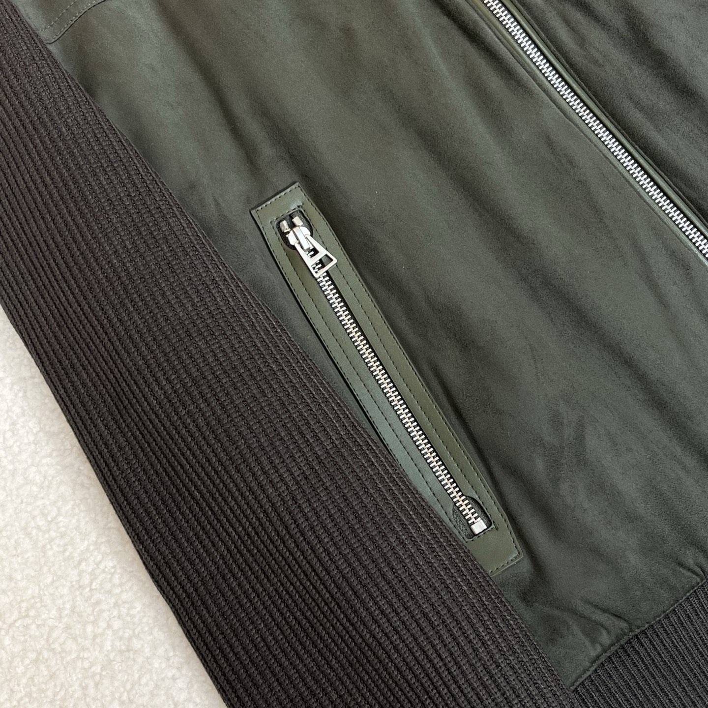 羽绒服 绿色细节