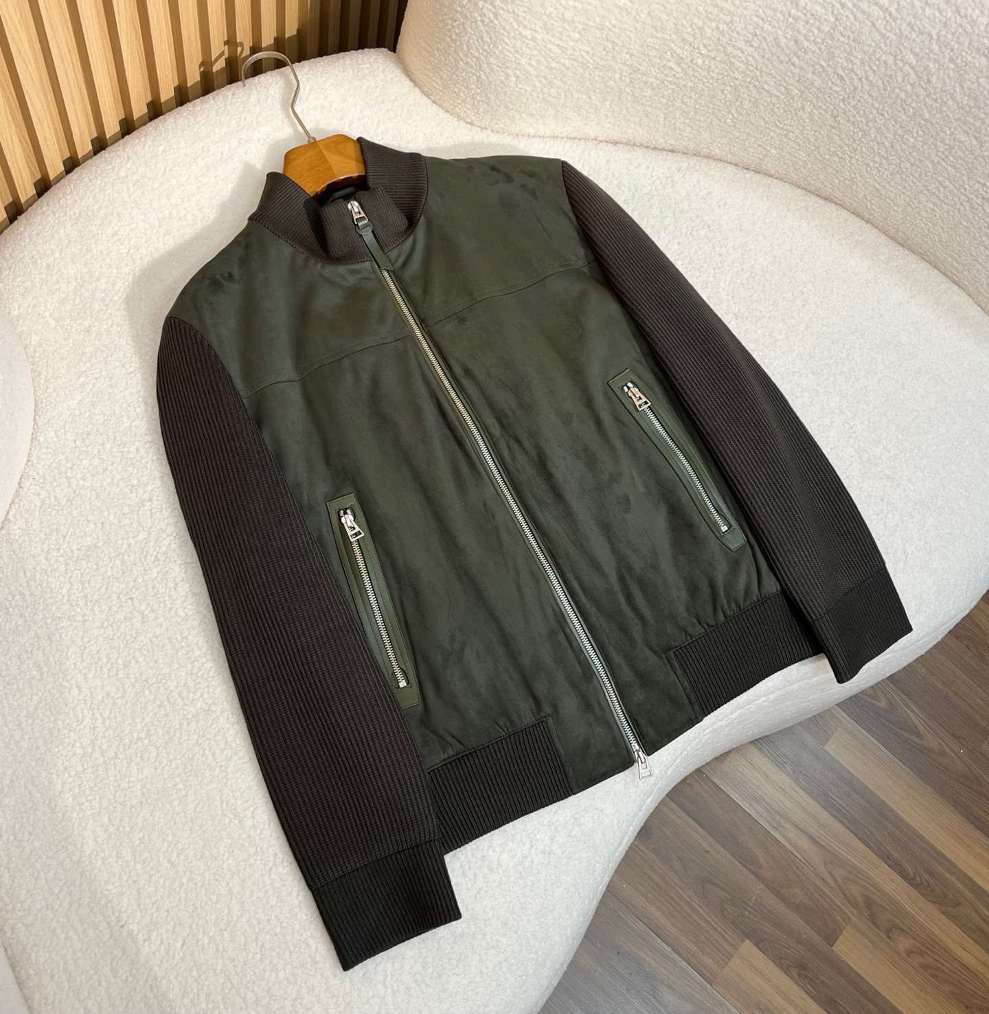 羽绒服 绿色细节