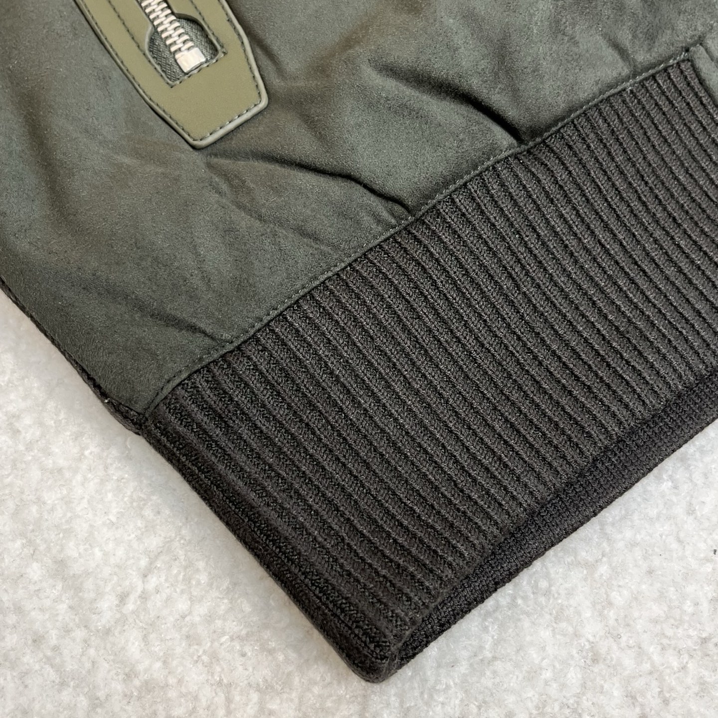 羽绒服 绿色细节