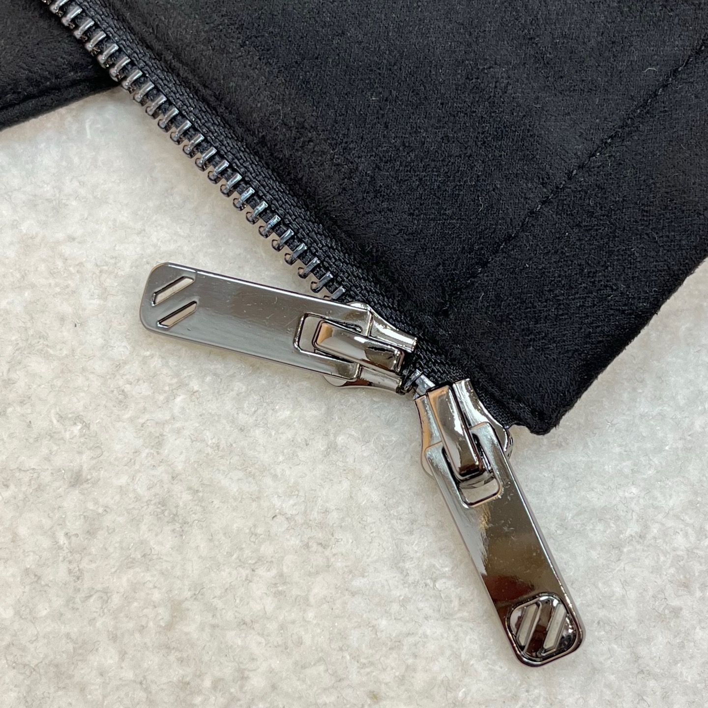 羽绒 黑色细节