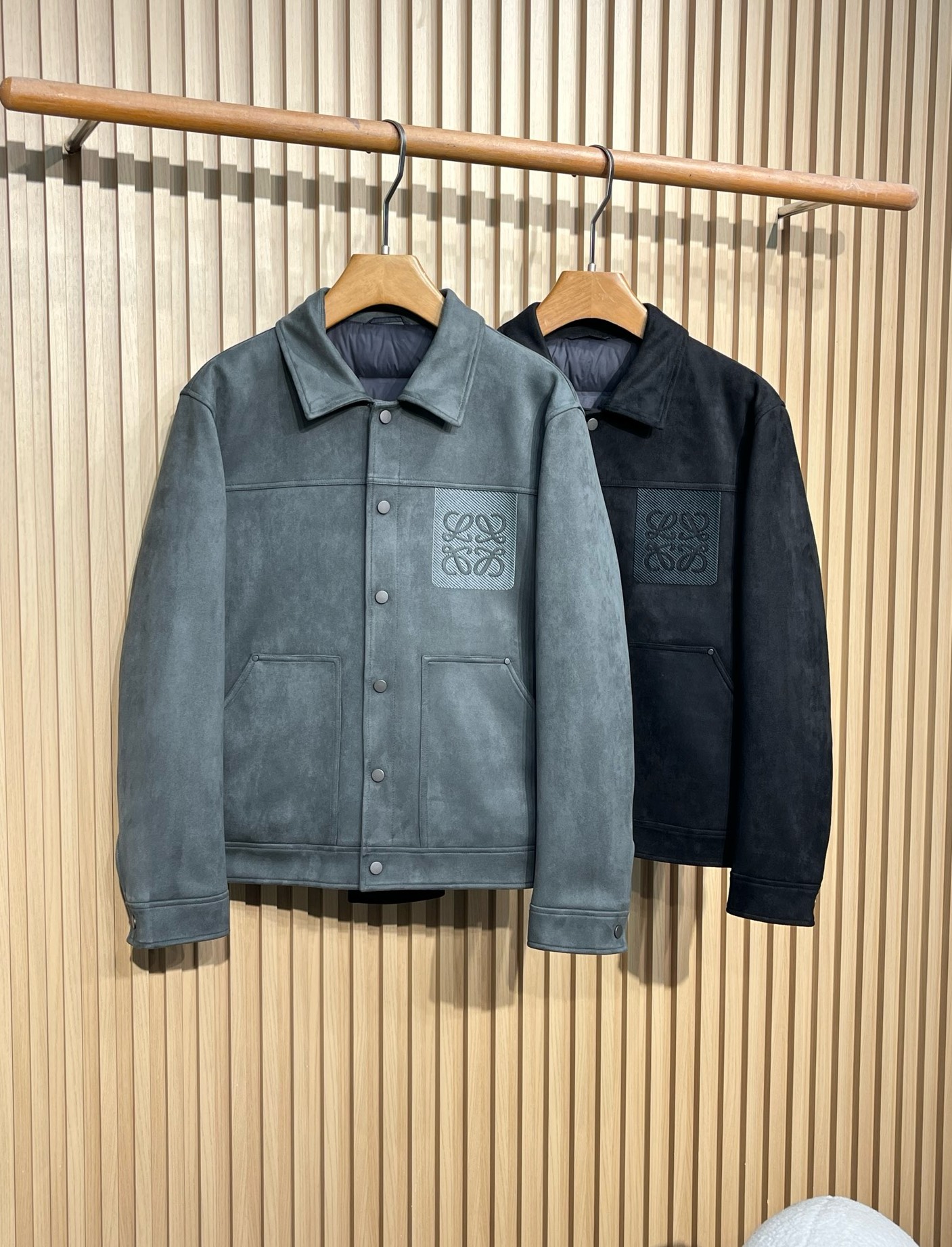 NO:537147,Down 25ss autumn and winter new series!  -LOEW*E men's light luxury high-end fine suede velvet lapel gooseberry jacket, urban fashionable and casual business and leisure, the whole jacket is fresh and elegant, the upper body is handsome and stylish, easy to control in various occasions, slim-fitting and cutting, showing the charm of men!  Luo Yiwei's high-end men's business main line, down jacket chosen by the elite men's clothing industry, a casual lapel goose-wearing jacket with super practicality. The exquisite and beautiful Luo Yiwei embroidered logo logo with exquisite and beautiful collars on the front and back of the chest!  The three-dimensionally tailored exquisite patch pockets on both sides of the body, the high-end and exquisite snap buckle opening and closing of the closure instantly fills the high-end feeling of the whole jacket, and the quality control texture and details are first-class. The craftsmanship is exquisite and unique, giving it enough decent and noble. The high-quality 93 polyester fiber is carefully crafted, and the 7 spandex fabric is carefully crafted. It has a wide slim fit style, strong wrinkle resistance, and the upper body is light, stylish and handsome!  The better the quality and texture of the down jacket, a simple, generous and versatile down jacket, the texture directly fills the exquisiteness, the edge is exquisite and exquisite. Its skin feels reflected in the style and tailoring, and depends on the good cutter's master. This model is a slim fit style, which is more fashionable and casual, and it is fine to attend formal wear. Classic and versatile high-end black outfit, which is particularly classy and stylish, showing enthusiasm and vitality for life. Color dark green black Size 48-56 (M~3XL) Size 48: Shoulder width 49 Bust 110 Sleeve length 60 Sleeve length 66 Size 50: Shoulder width 50 Bust 116 Sleeve length 61 Sleeve length 67 Size 52: Shoulder width 51 Bust 122 Sleeve length 62 Sleeve length 68 Size 54: Shoulder width 52 Bust sleeve length 63 Sleeve length 69  56 size: shoulder width 53 bust 134 sleeve length 64 clothing length 70, loewe, loewe, jackets & coats, jackets & coats, down jacket, alexander wang19860909羽绒 25ss秋冬新款出品系列！-LOEW*E男士轻奢高端细绒面绒翻领鹅绒外套,都市时尚休闲的商务休闲两相宜,整件夹克清新优雅,上身帅气有型,各种场合轻松驾驭,修身裁剪,彰显男性魅力！ 罗意威高端男士商务主线臻品,男装界精英之选的羽绒外套,一款实用率超高的休闲翻领鹅绒服.胸前后衣领精致唯美的罗意*威刺绣Logo标识！衣身两侧立体剪裁的精致贴袋,门襟高档精致的按扣开合,瞬间让整件夹克的高级感拉满,品控质感细节一流.工艺精湛独特,给足体面与尊贵. 甄选优质93聚酯纤维,7氨纶面料精心制作.挺阔修身版型,抗皱能力也很强,上身轻盈有型又帅气！越是品质好有质感的羽绒服,一款简单大方百搭的羽绒外套,质感直接把精致度拉满,包边精致做工精湛,它的骨感体现在版型裁剪上,取决于好的裁床老师傅打版. 这款属于修身版型,偏向时尚休闲的风格,出席于正装场合都没问题.经典百搭高级黑色穿搭,特别显档次,款式时尚有型,展现出对生活充满热情活力. 颜色墨绿色 黑色 尺码48-56（M～3XL） 48码:肩宽49 胸围110 袖长60 衣长66 50码:肩宽50 胸围116 袖长61 衣长67 52码:肩宽51 胸围122 袖长62 衣长68 54码:肩宽52 胸围 袖长63 衣长69 56码:肩宽53 胸围134 袖长64 衣长70,,loewe,loewe,jackets & coats,jackets & coats,down jacket,alexander wang,Men's clothing